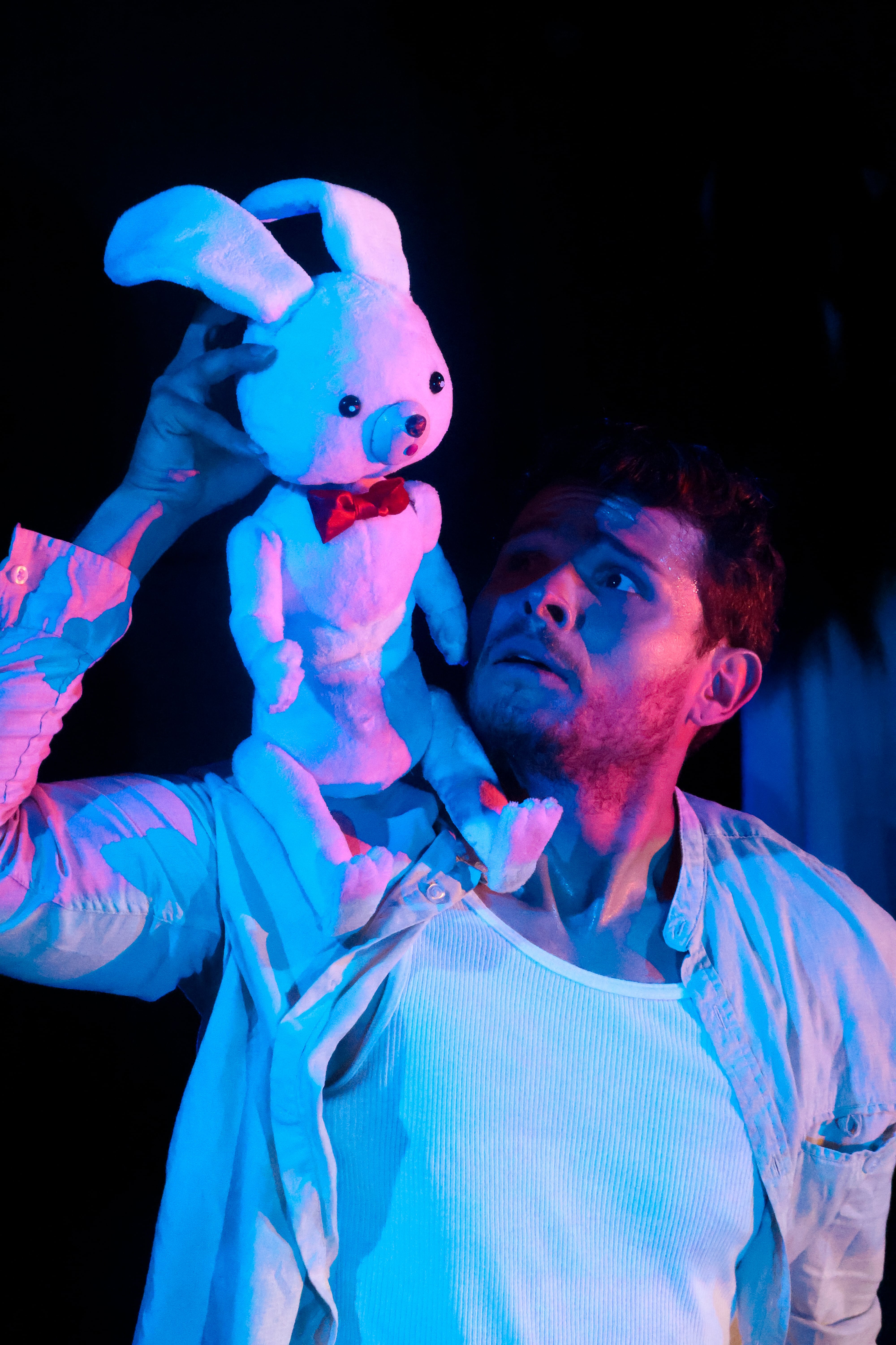 'Abrazo Fósil' utiliza títeres, sombras, objetos, canto y teatro físico para contar la historia de un hombre que viaja entre sus recuerdos.