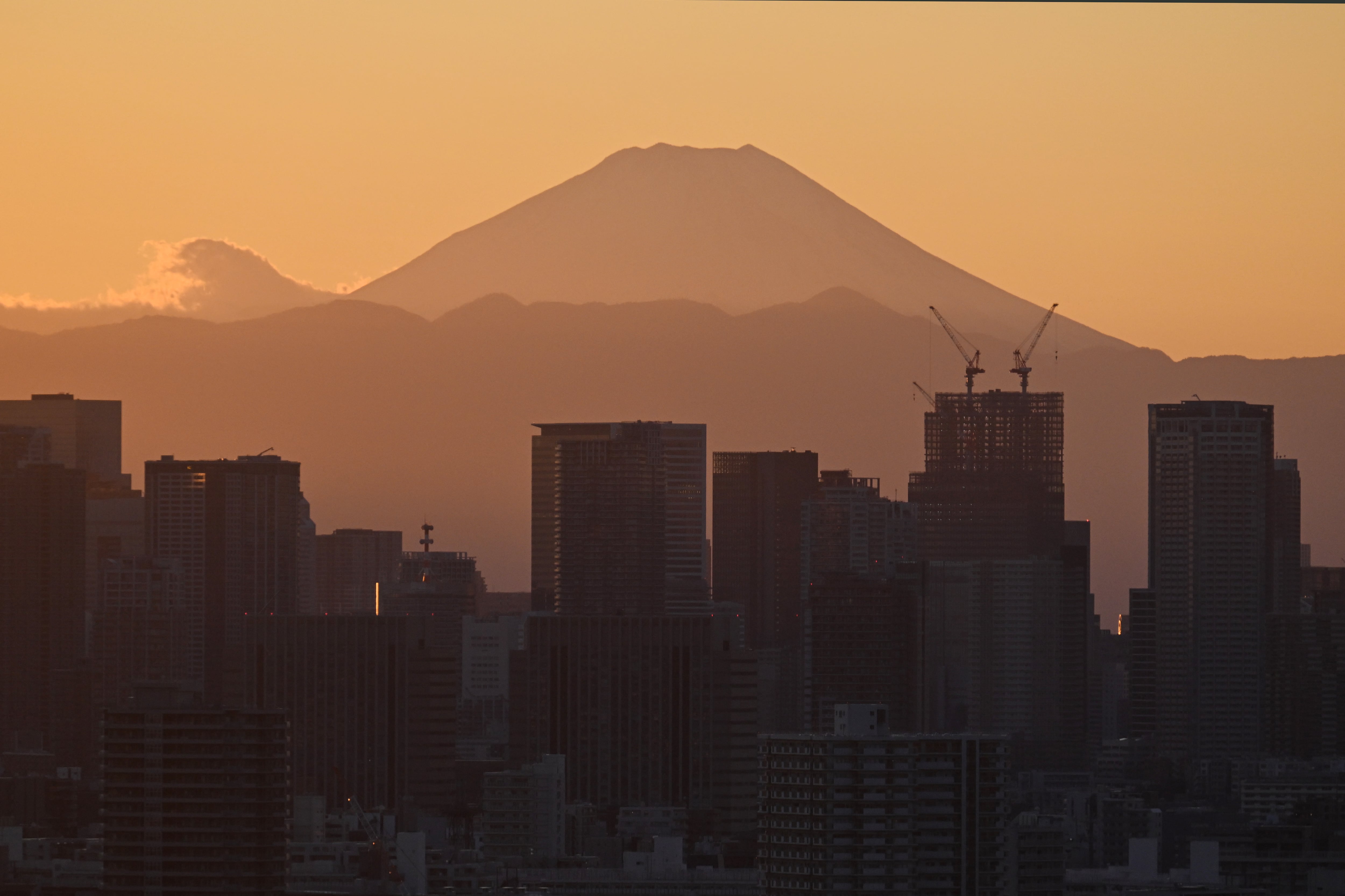 El monte Fuji, la montaña más alta de Japón, detrás de edificios en el centro de Tokio el pasado 15 de diciembre. Fotografía: