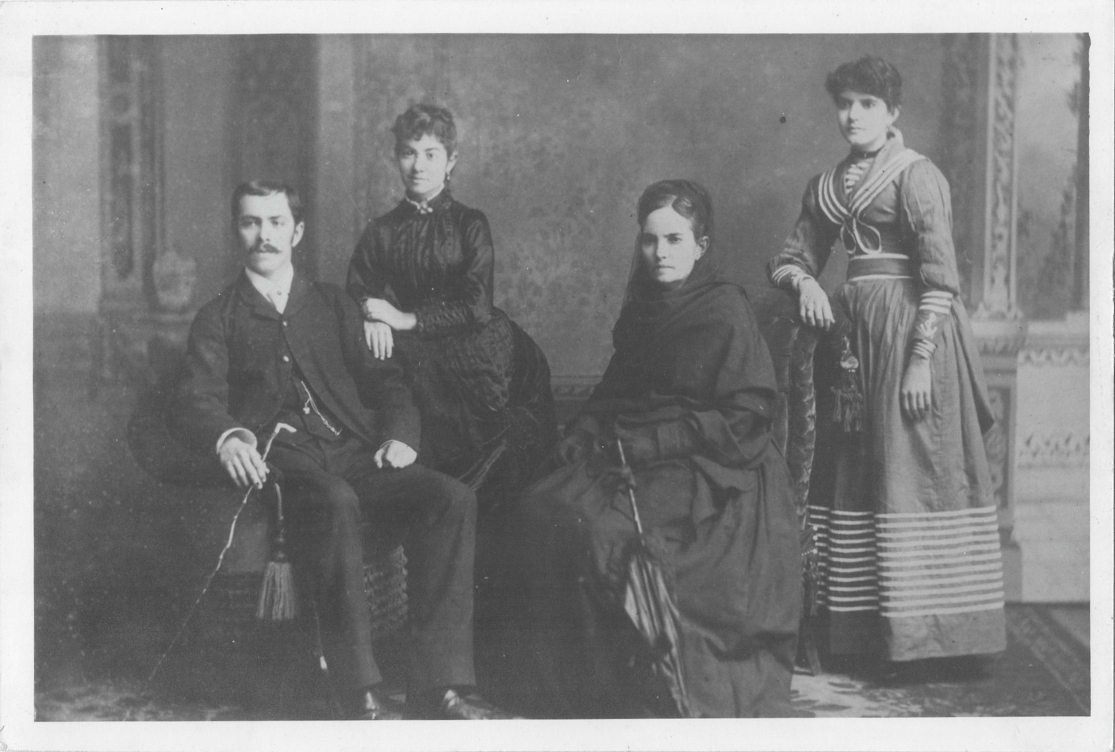 Elías Salazar, Adoración Salazar, Juana Fernández Ferraz y Caridad Salazar en febrero de 1889.