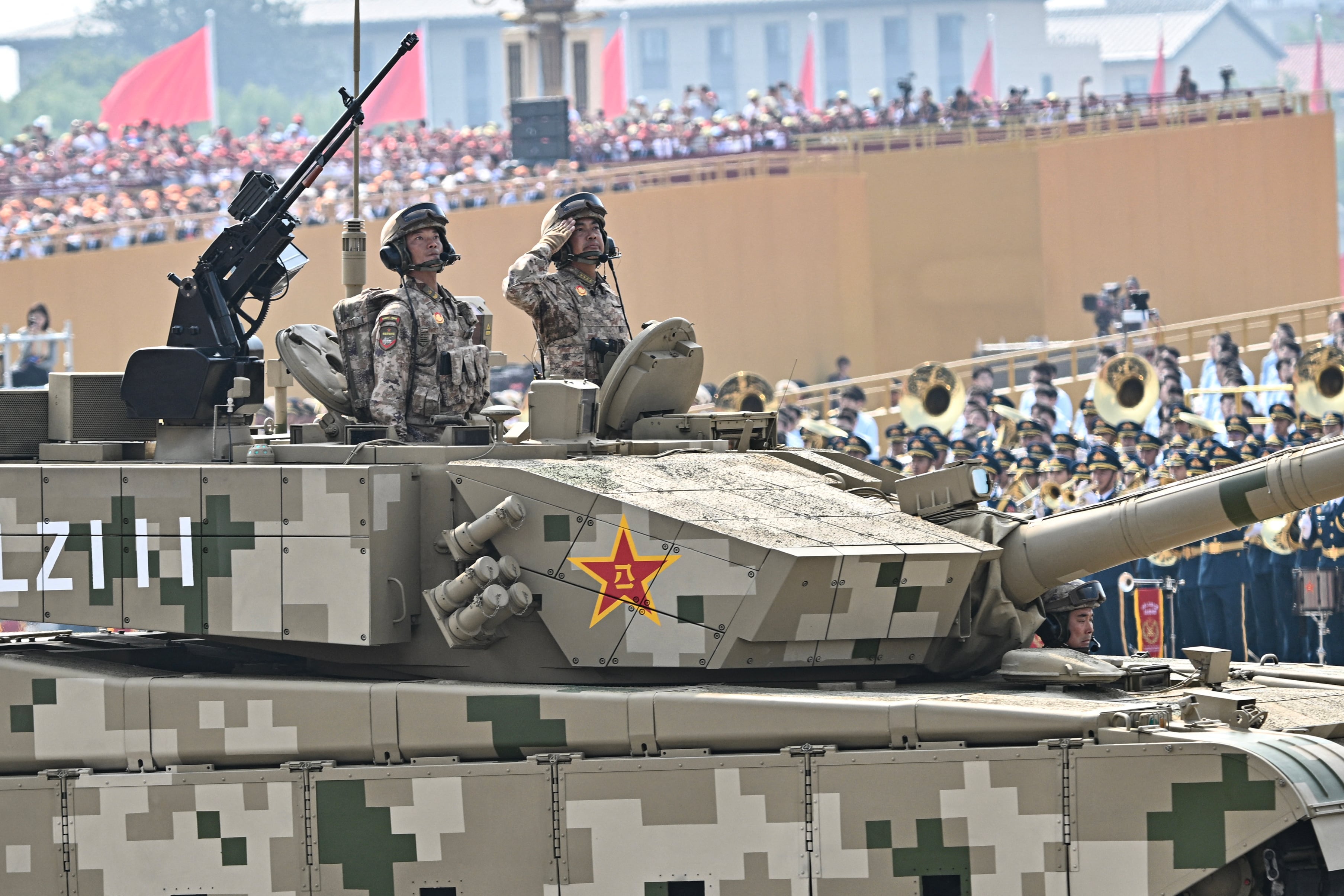 Oficiales observan desde la escotilla de un tanque de batalla principal Tipo 99 durante el desfile militar por el 80.º aniversario de la victoria sobre Japón, en la plaza de Tiananmen, Pekín. Foto: Pedro Pardo / AFP