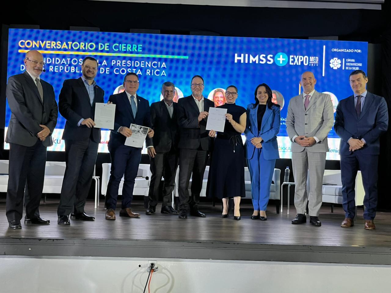 candidatos presidenciales exhiben el decálogo firmado.