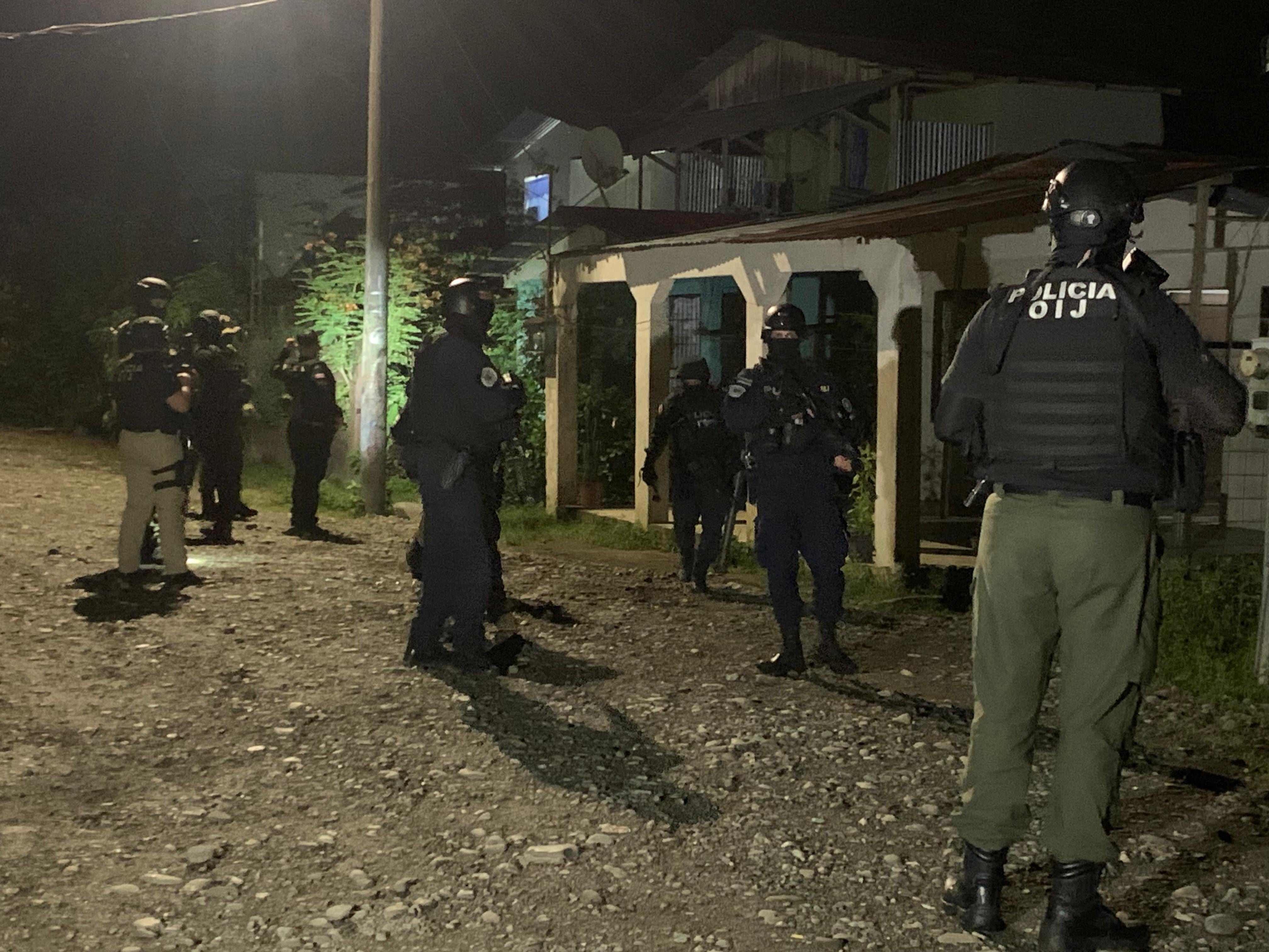Agentes del OIJ de Batán allanaron una propiedad en B-Line de Matina, Limón, como parte de la investigación por la tentativa de homicidio de un policía.