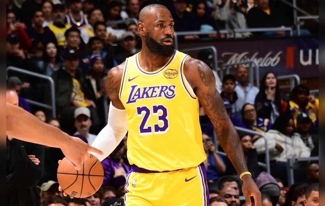 LeBron James logró mantener su racha por la mínima.
