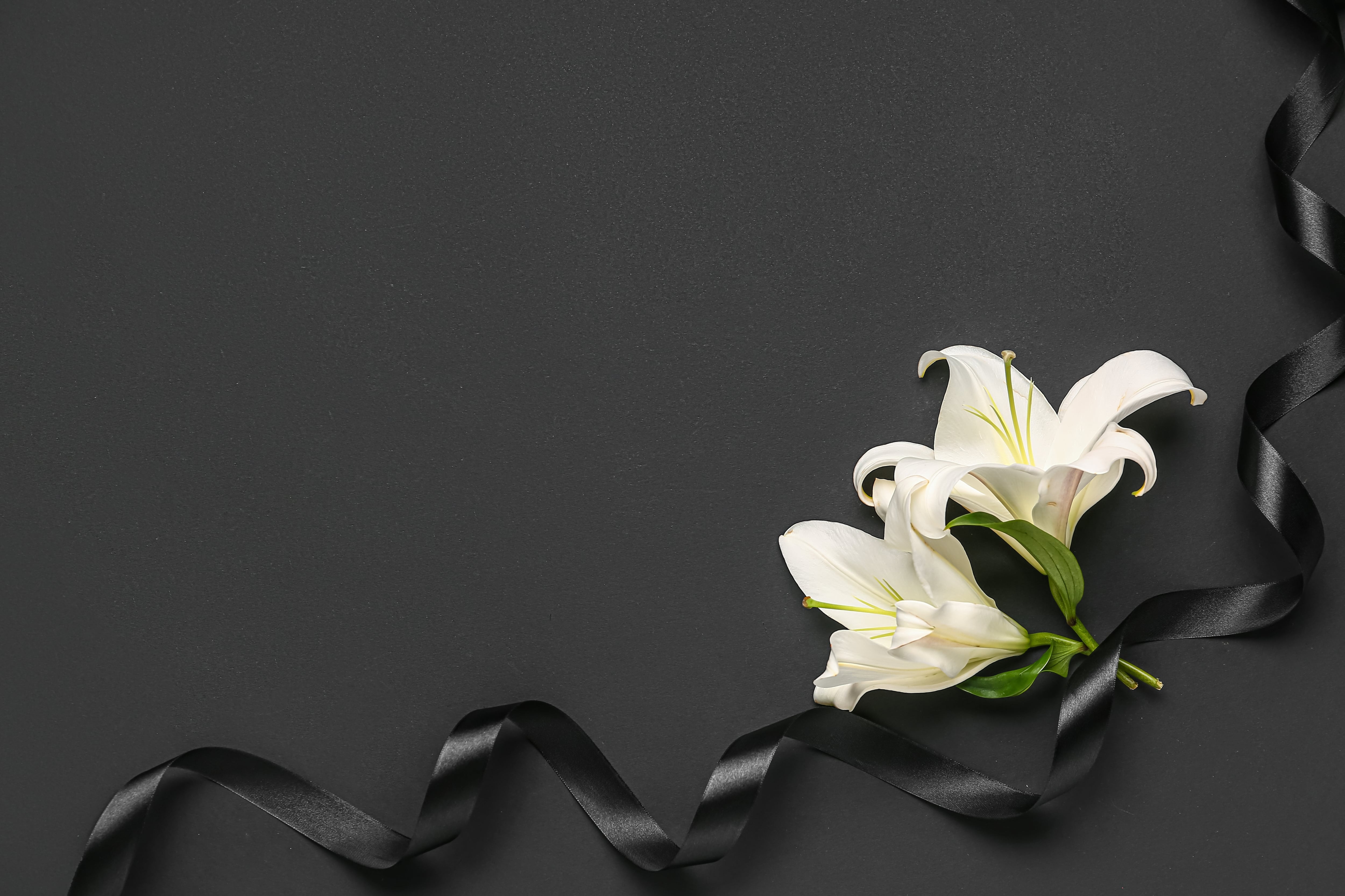 Duelo, luto, muerte, calas, cinta negra, flores de muerto