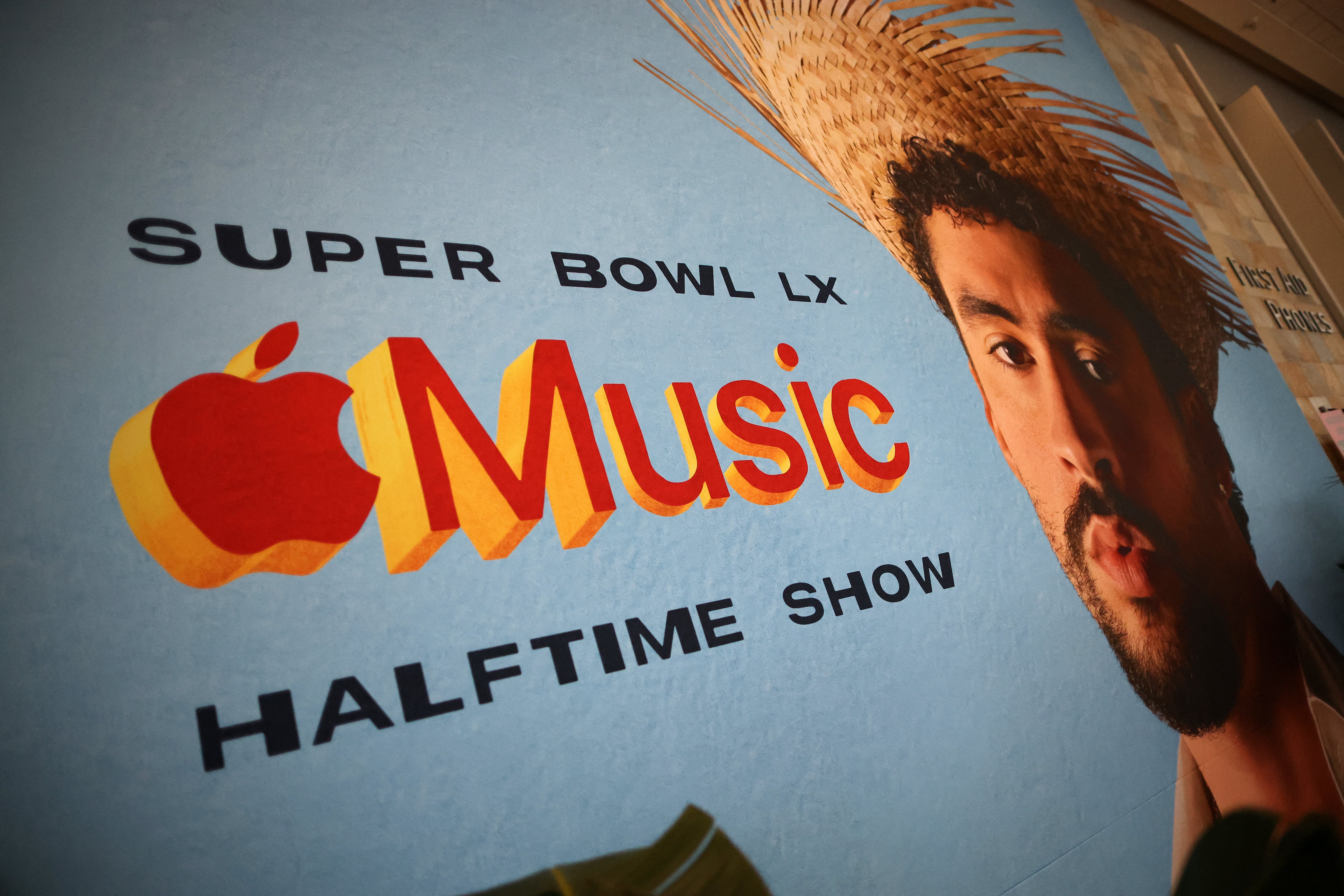 Este cartel anuncia el show de medio tiempo de Bad Bunny en el Super Bowl 2026 que se realizará este 8 de febrero en Santa Clara, California.