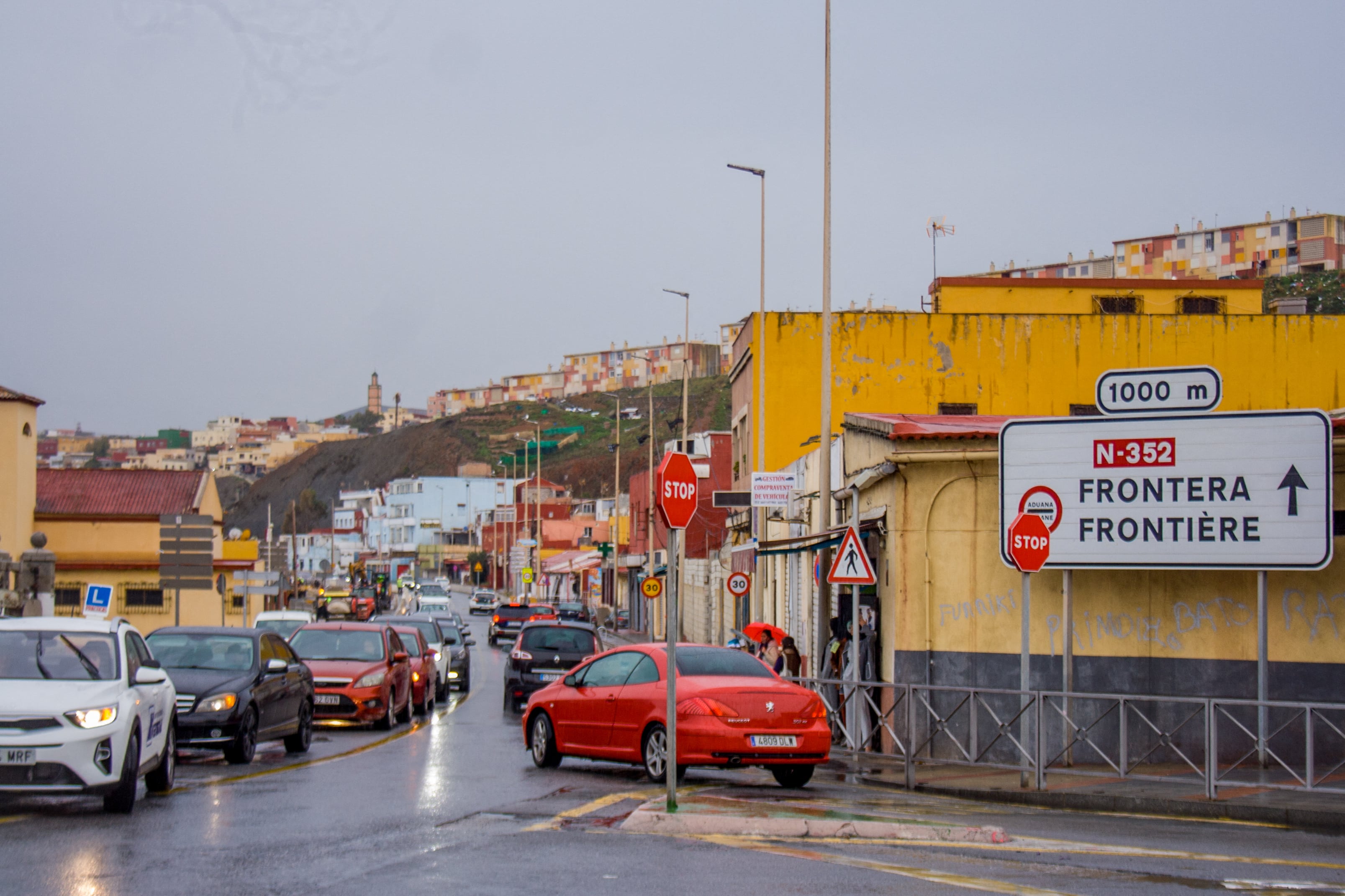 Bab Sebta, el paso fronterizo entre la ciudad autónoma española de Ceuta y Fnideq, en Marruecos, es uno de los principales puntos de cruce utilizados por migrantes del norte de África que buscan ingresar a la Unión Europea.