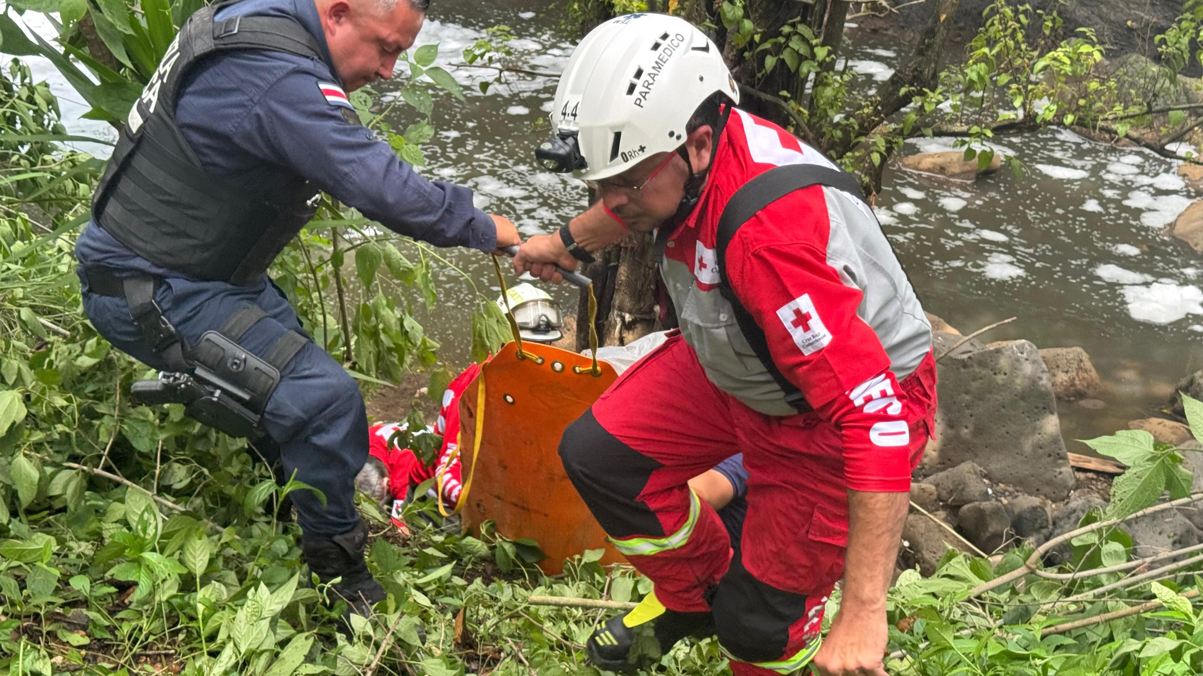 La Cruz Roja encontró la mañana de este domingo, en el río Bermúdez, en Lagunilla de Heredia, el cuerpo de un hombre que estaba desaparecido desde el pasado jueves 12 de junio.