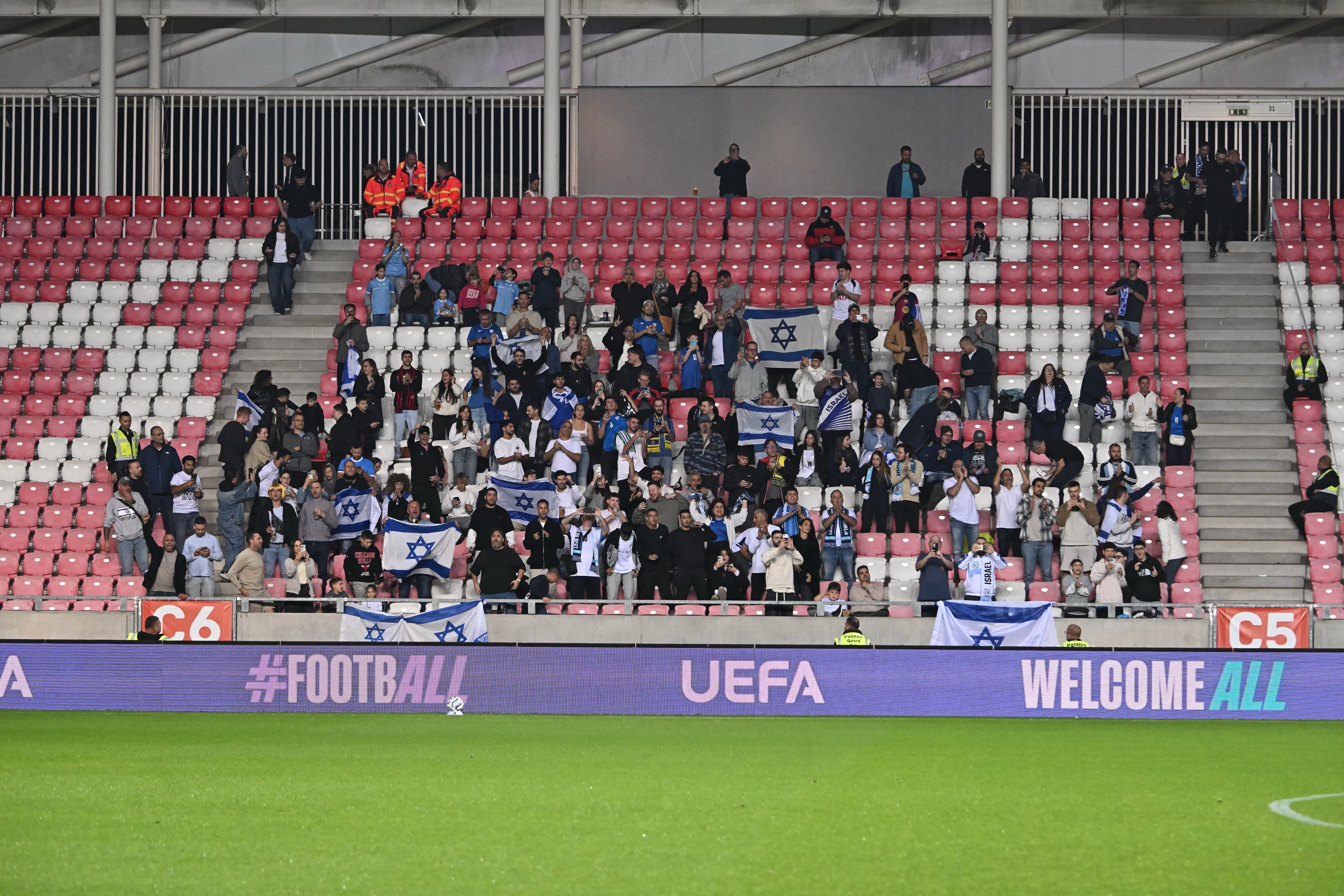 Estos aficionados de Israel se hicieron presentes en el estadio de Debrecen, en Hungría, donde su selección jugó como local ante Irlanda por la Nations League de Europa.
