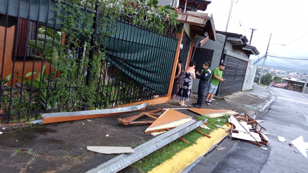 Torbellino generó viviendas destechadas en barrio España, Mercedes de Heredia. Foto CNE.