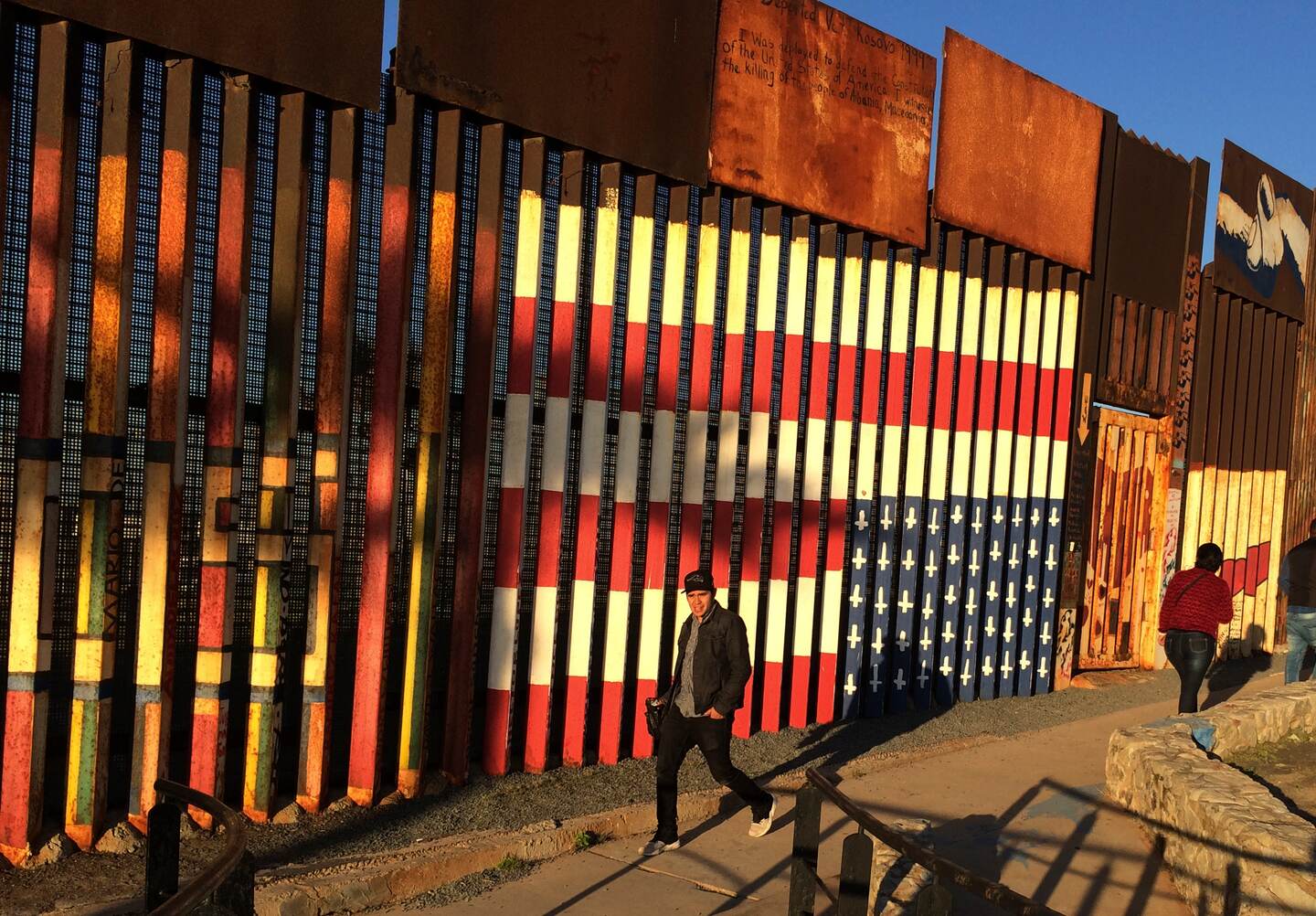 Una parte de la frontera entre Estados Unidos y México cuenta con algunas barreras.