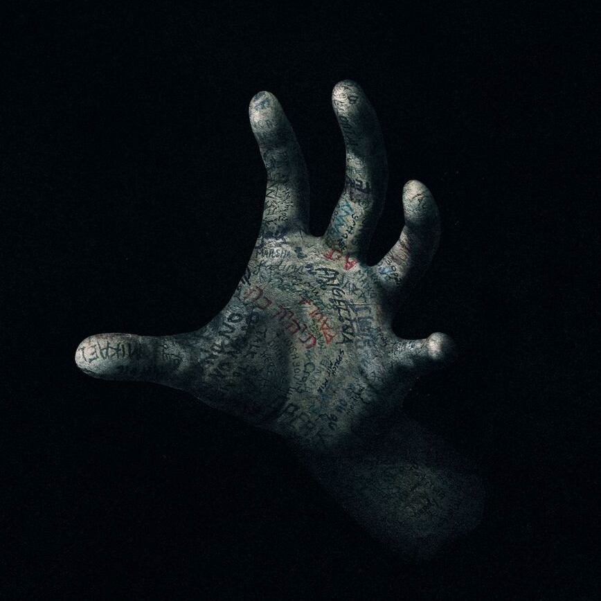 Unos colegiales se encuentran con un fragmento espiritual, en forma de una mano en 'Háblame'.