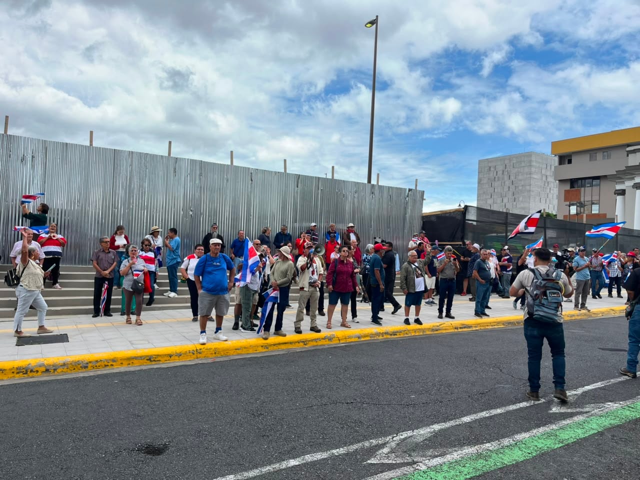 Simpatizantes de Pueblo Soberano y Laura Fernández se manifiestan frente al Poder Judicial en apoyo a la querella que presentará la presidenta del Congreso, Yara Jimenez, este lunes contra cuatro magistrados de la Sala Constitucional.