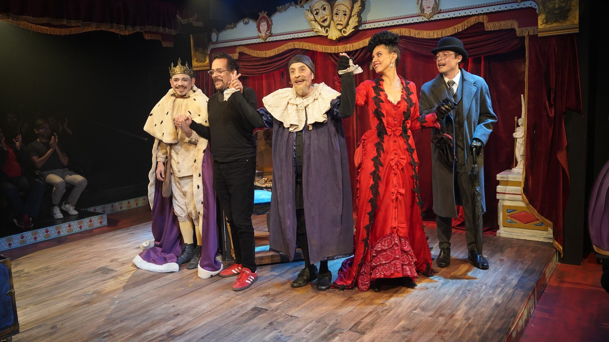 El equipo de 'Erasmus' saluda y agradece al público en una de las presentaciones de la obra. Aquí en el orden usual: Juan Carlos Vega, Luis Carlos Vásquez (director), José Víquez, Rebeca Alemán y Dennis Quirós.