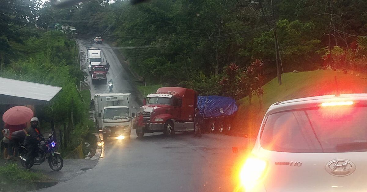 Un camión que derrapó y cayó en la cuneta impide el paso actualmente por la ruta 10, que conecta Turrialba y Siquirres. También está cerrada desde las 7:00 a. m. aproximadamente la ruta 32. (Fotografía suministrada por Kattia Bermúdez)