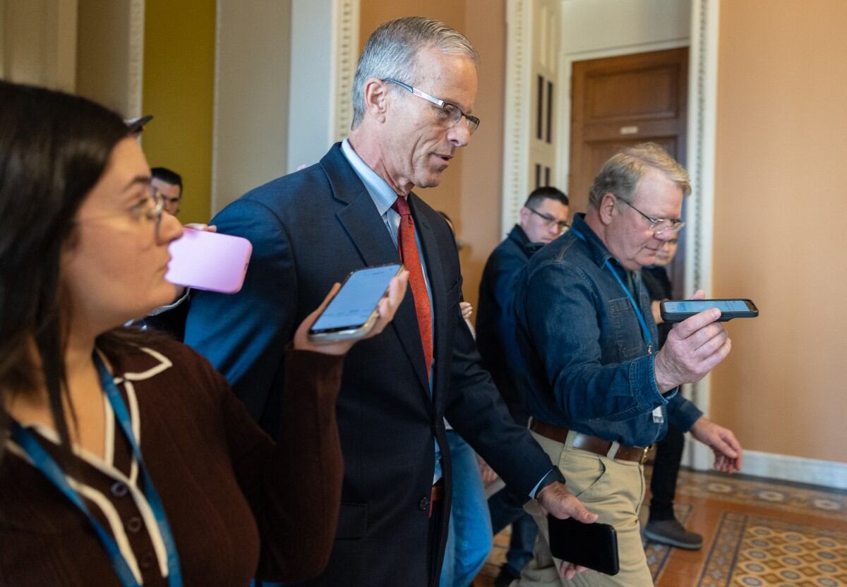 El líder de mayoría del senado, el republicano por Dakota del Sur John Thune hablando con periodistas.