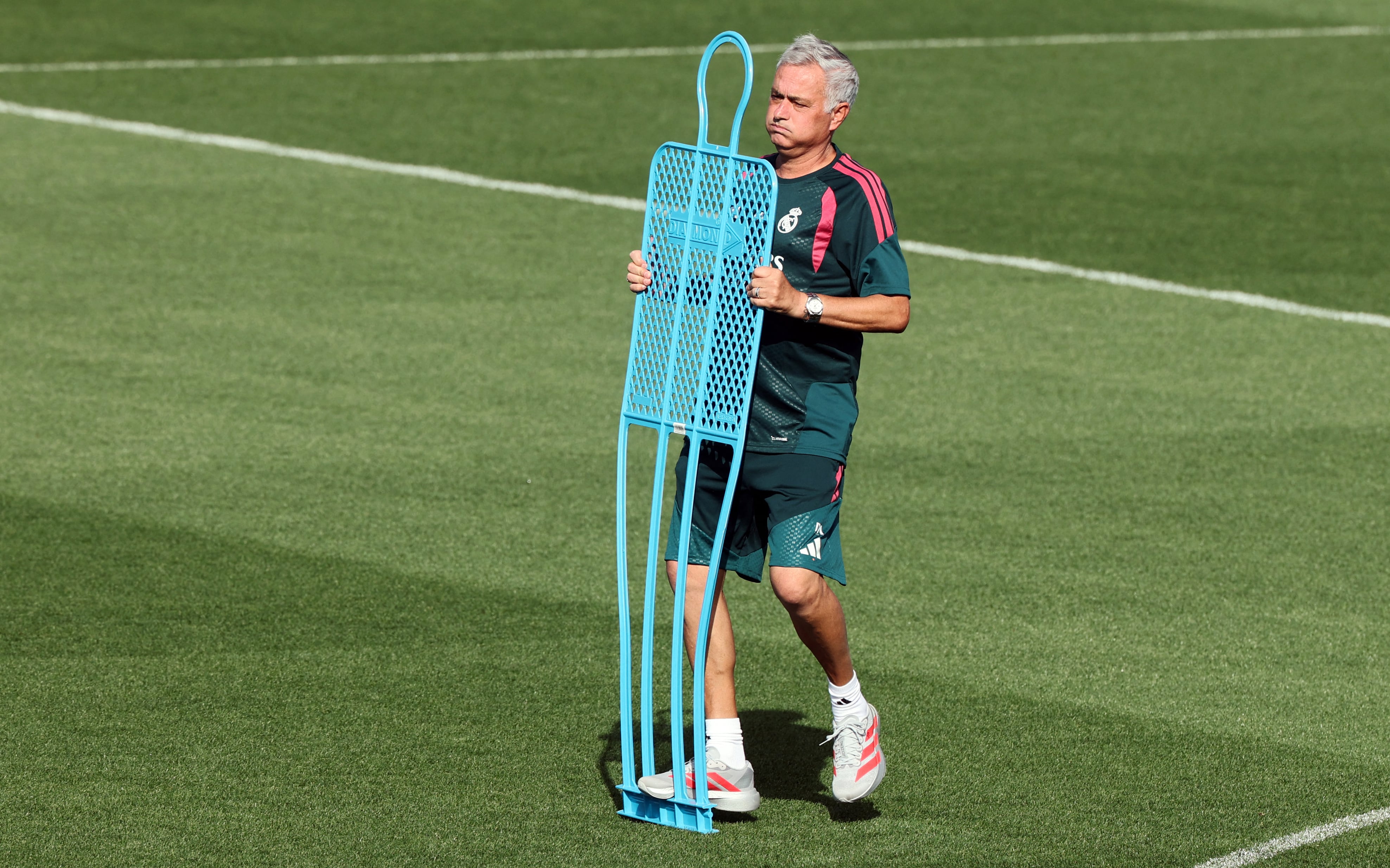 El entrenador del Real Madrid José Mourinho, durante el entrenamiento en el complejo del equipo merengue en la capital de España, antes antes del debut en la nueva edición de la Champions League.