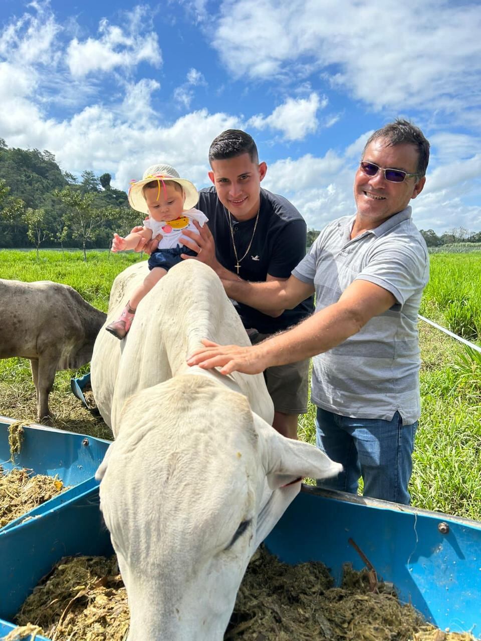 Juan Luis Pérez junto a su pequeña, , y su suegro, , quienes suelen estar con él en la finca donde tiene el ganado. Fotografía: Cortesía