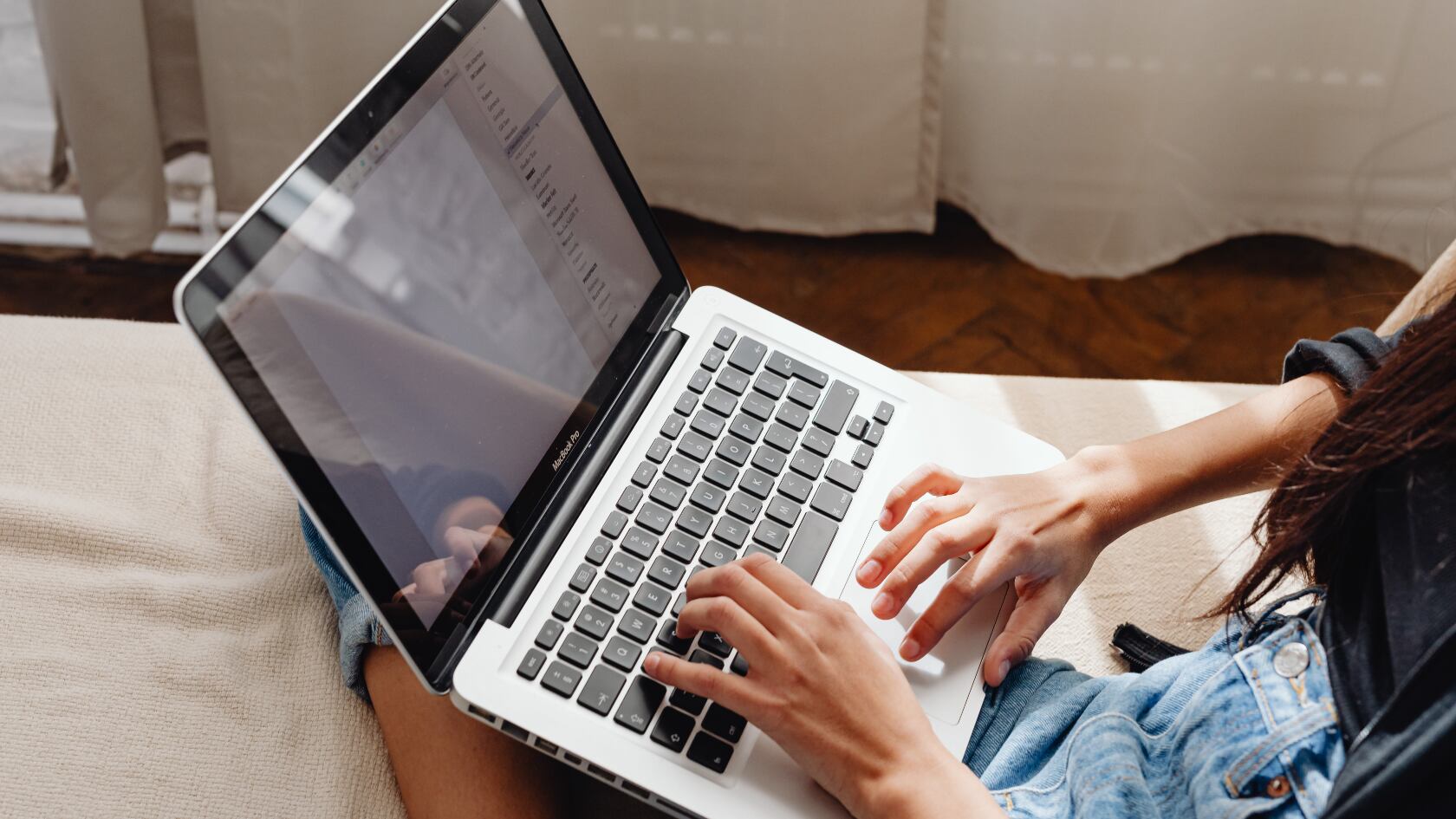 Guía clara para bloquear una computadora Windows o Mac desde el celular. Aprenda a proteger su información en caso de pérdida o robo con pasos simples y rápidos.