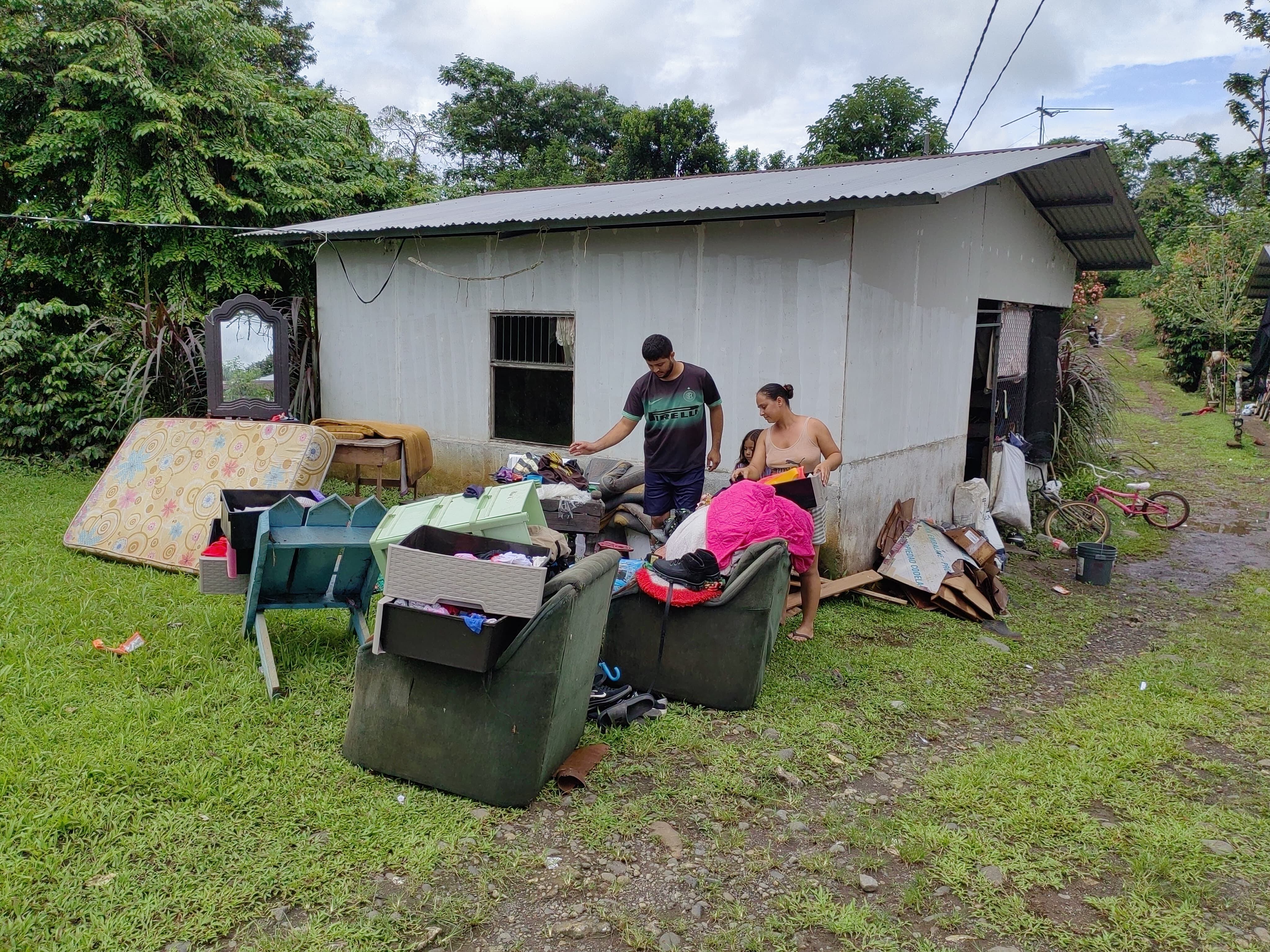 Debido al desbordamiento de una quebrada una familia sufrió pérdidas materiales en Los Ángeles de Cariari de Pococí.