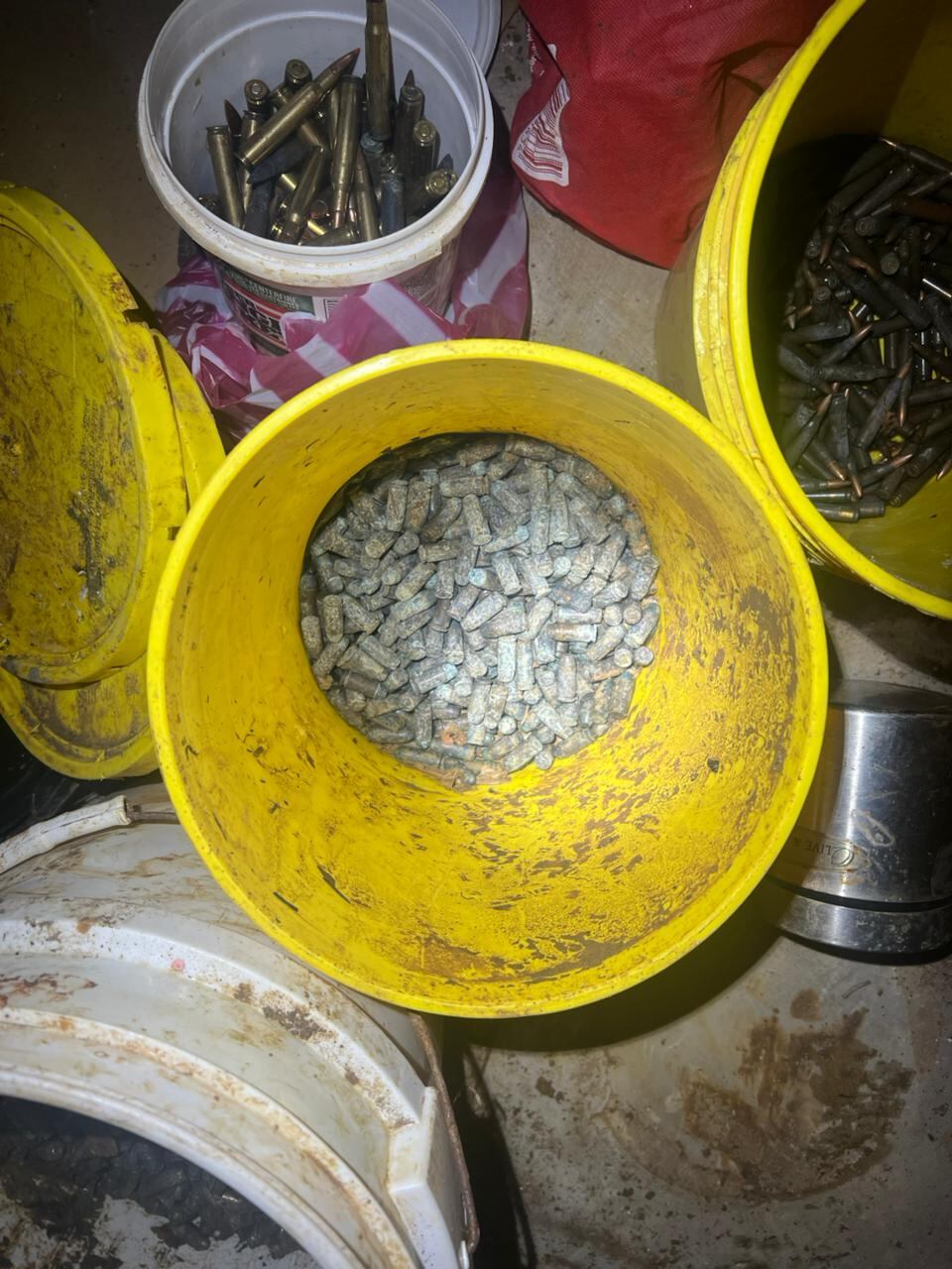 36 armas de fuego y más de cuatro mil municiones fueron decomisadas por el OIJ y la Fiscalía de Limón tras allanamientos contra el brazo armado del cartel del Caribe Sur.