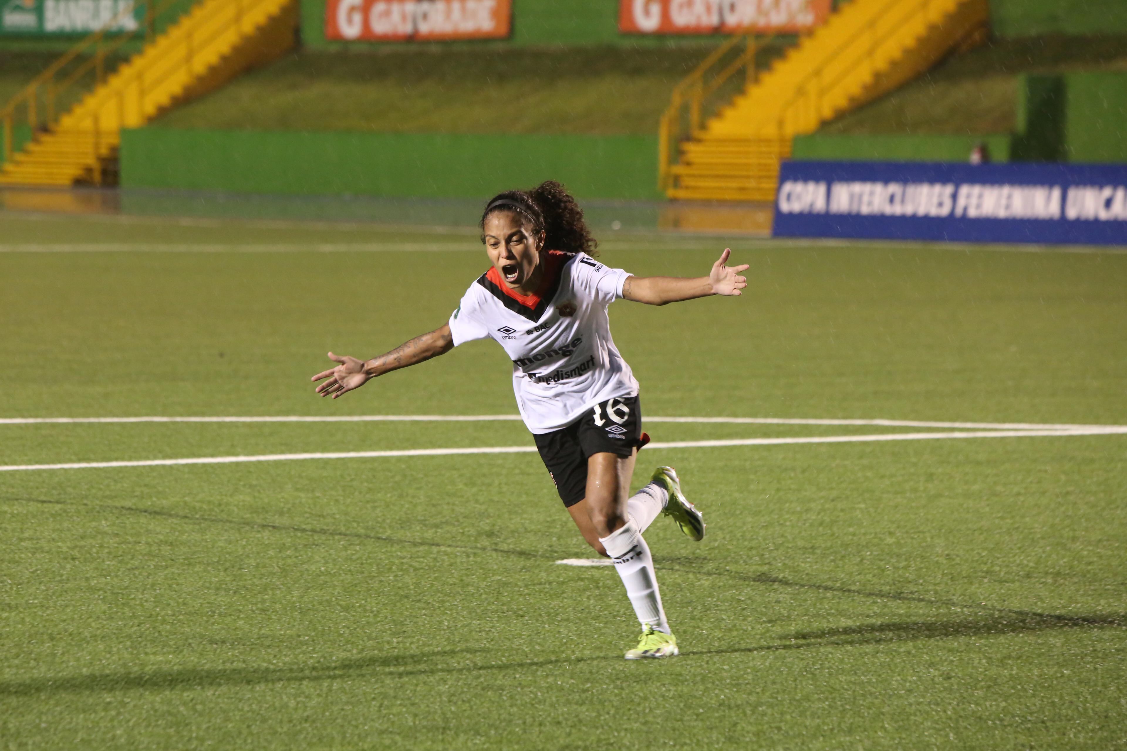 Marilenis Oporta convirtió el penal decisivo en el partido por el tercer lugar en la Copa Interclubes de Uncaf.