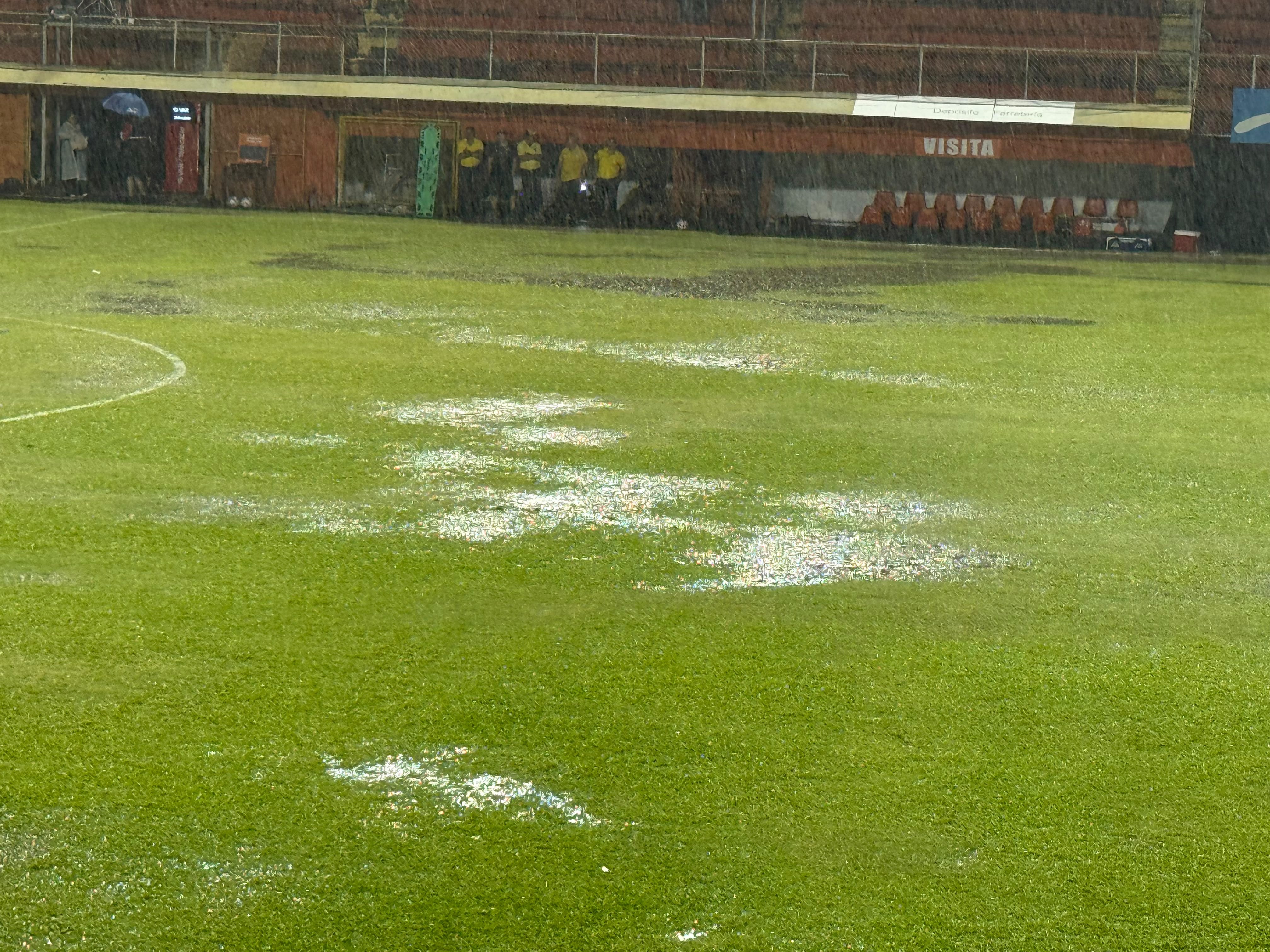 El partido entre Puntarenas y Alajuelense se detuvo porque ya el balón no estaba rodando.