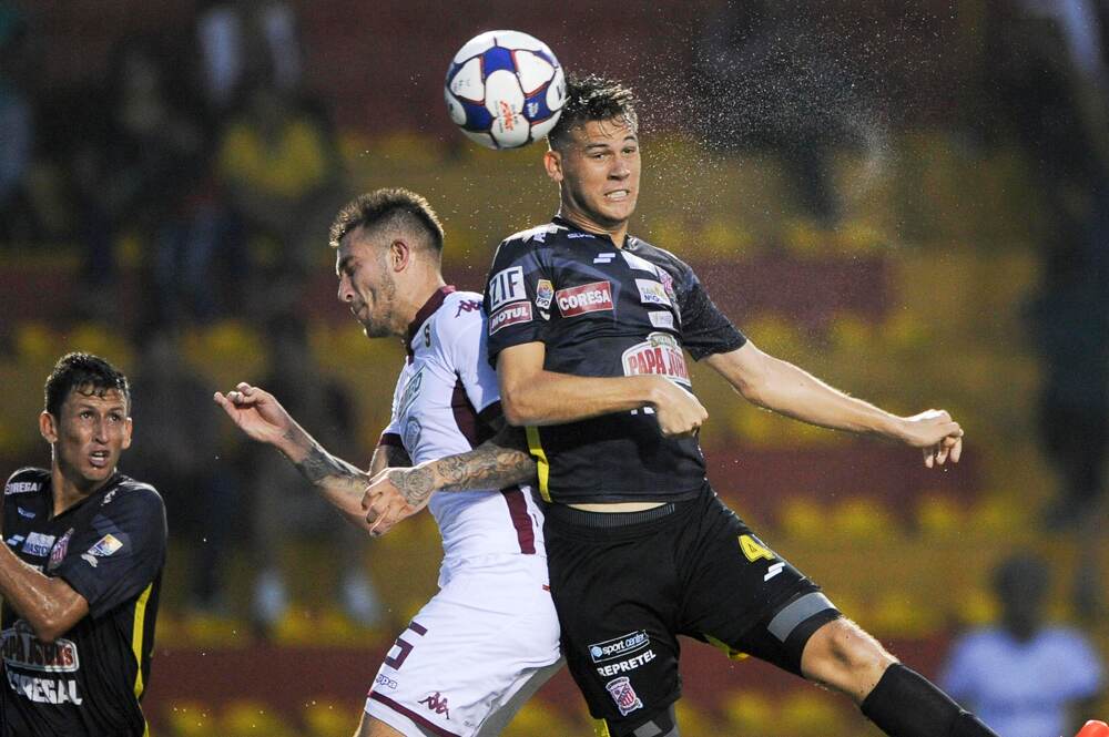 Juan Pablo Vargas disputa su primer torneo con Belén; el defensor marca en la jugada al saprissista Francisco Calvo. | JOSÉ CORDERO