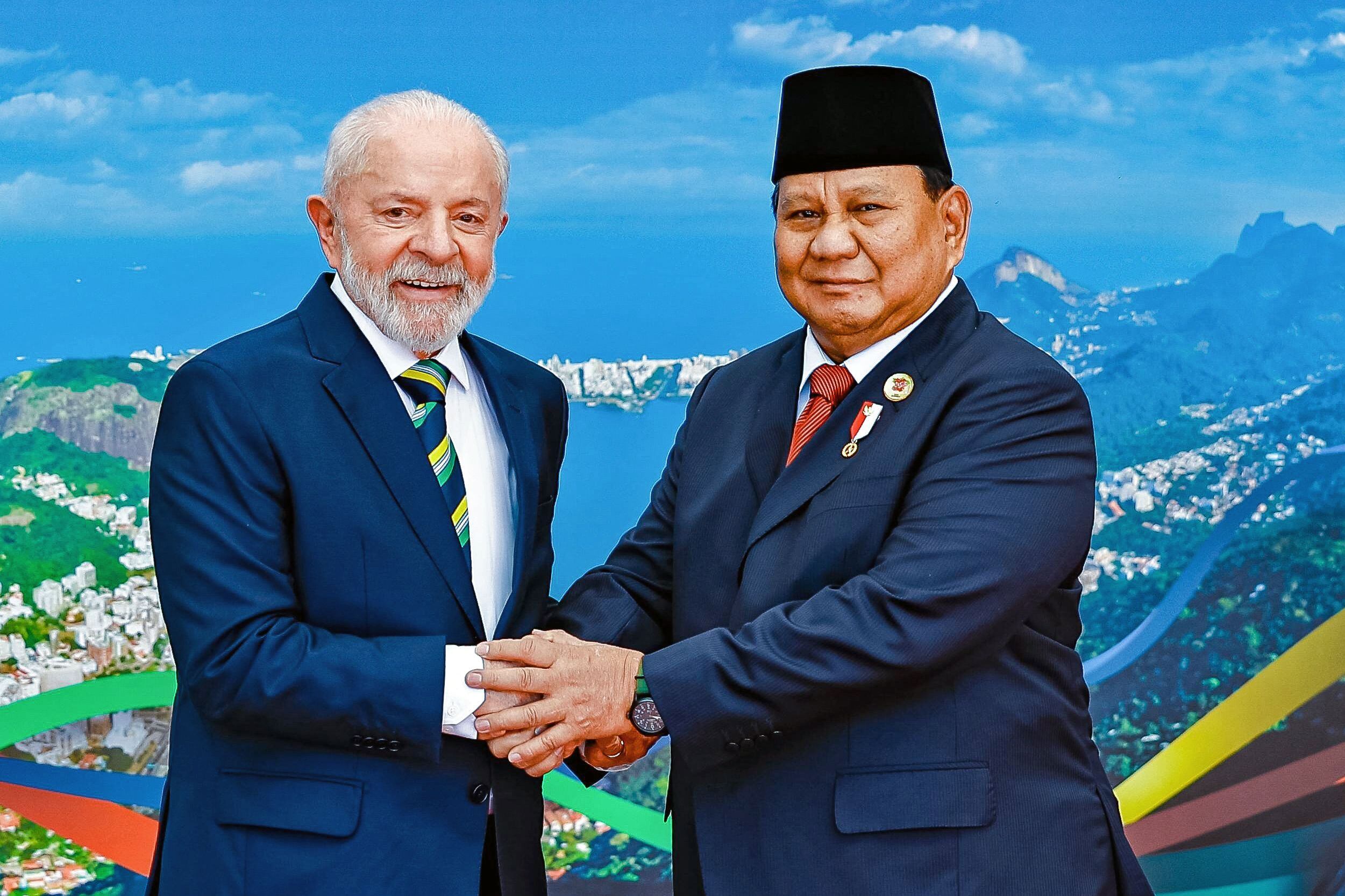 El presidente de Brasil, Luiz Inácio Lula da Silva, estrecha la mano del presidente de Indonesia, Prabowo Subianto, frente a un fondo de Río de Janeiro, durante el anuncio de la incorporación de Indonesia a los BRICS.