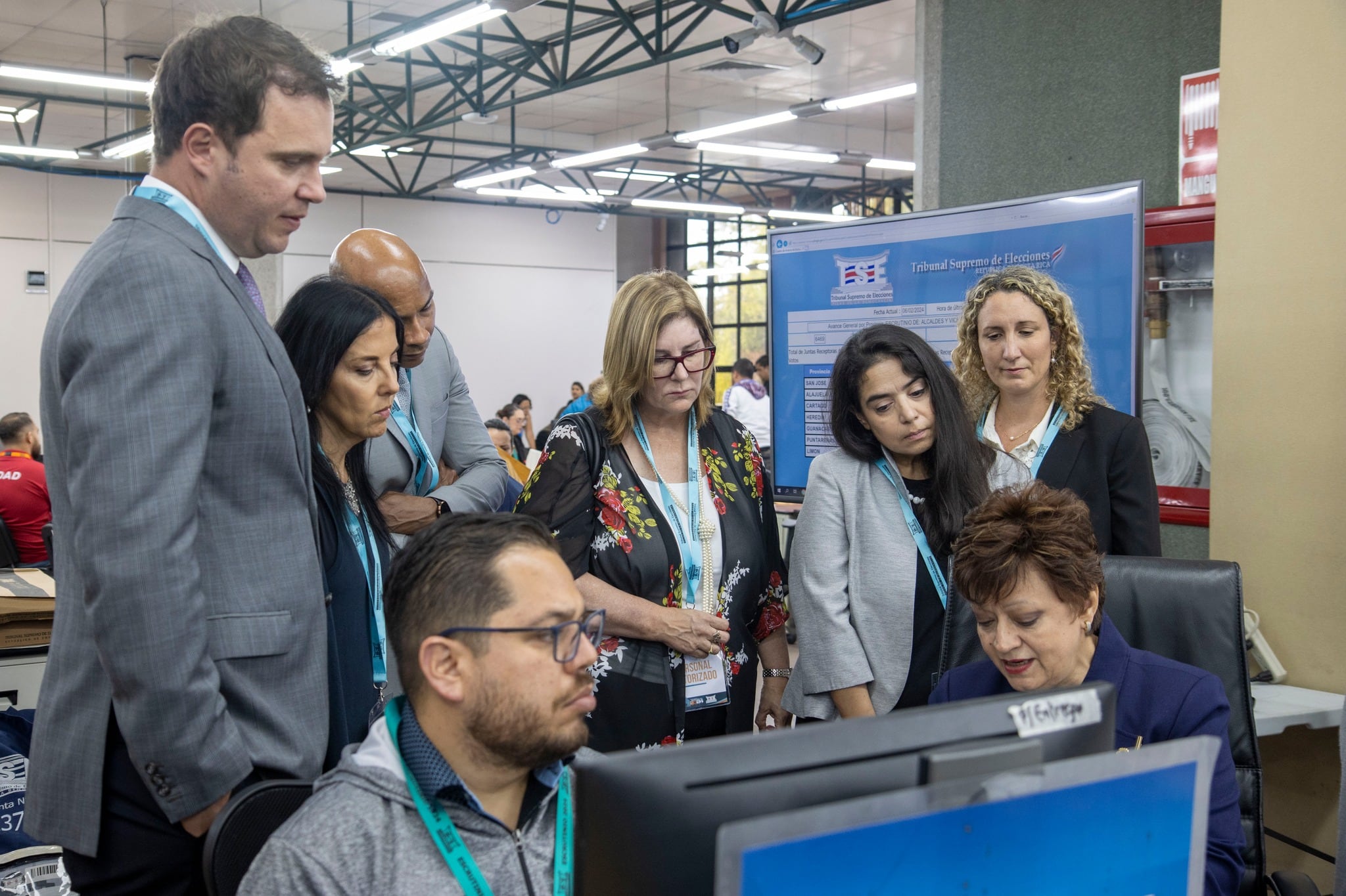 En la imagen la magistrada presidenta del TSE, Eugenia Zamora, le explica a los personeros de la Corte-IDH algunos detalles de los comicios recién realizados.