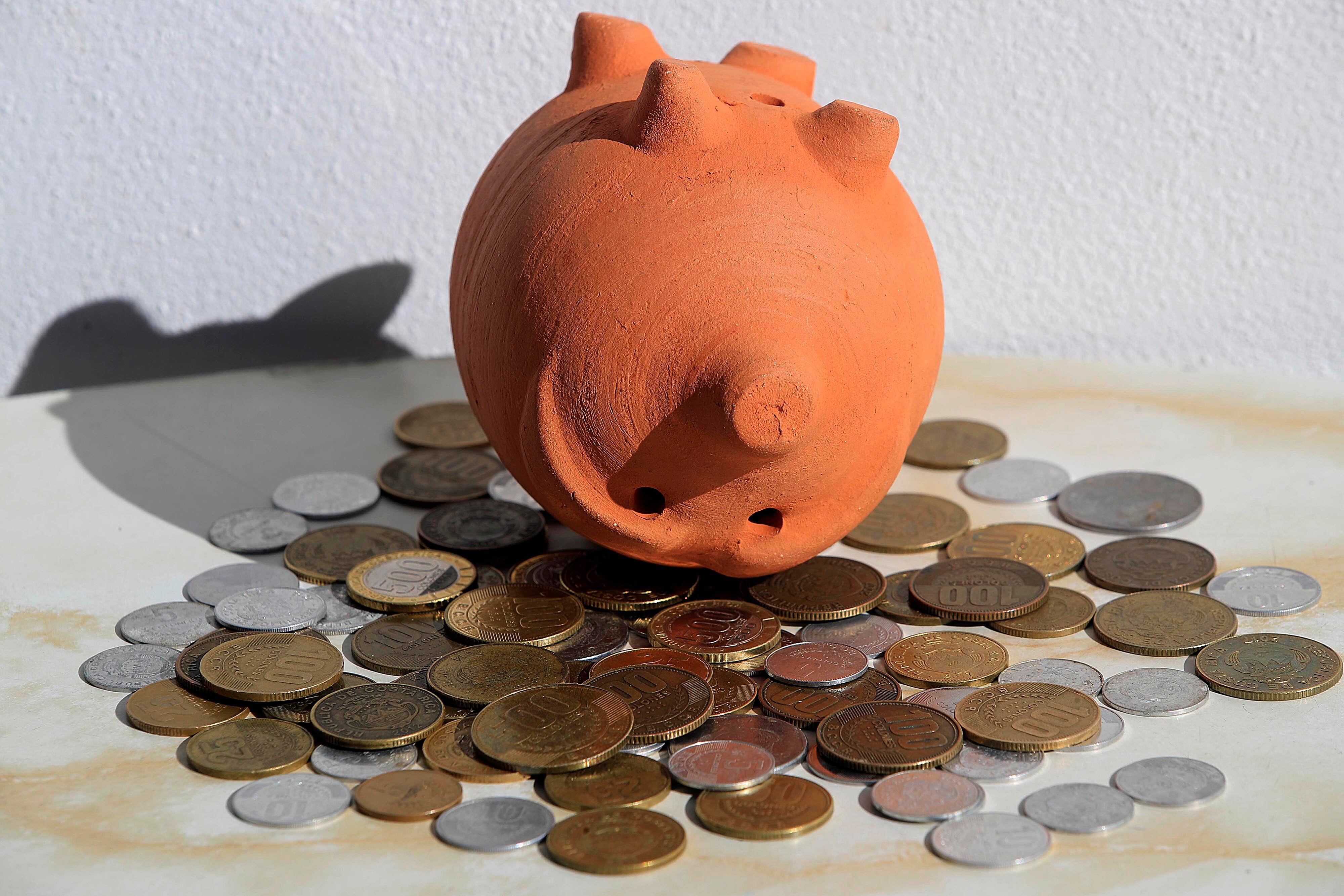 02/01/2024 Fotografías conceptuales para temas: Dinero; Ahorro; Pensión; Pensiones; Plan de retiro; Fondos del ROP; Presupuestos; Operadoras de pensiones; Retiro; Fondos de pensión; Inversión; Monedas; Alcancía; Negocios; Dinero en efectivo; IVM; Colones; Plata; Hacienda; Jubilación; Capital; Finanzas; Gasto; Economía y finanzas; Riqueza. Foto: Rafael Pacheco Granados