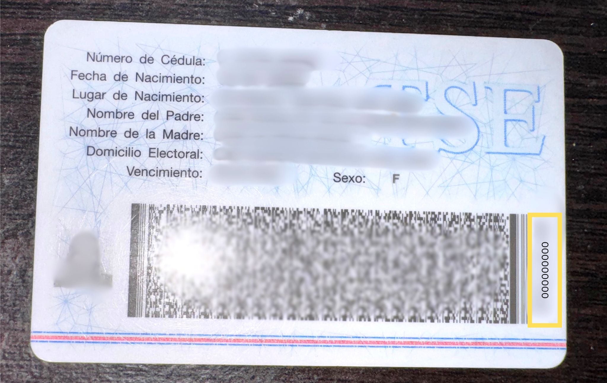 El número de consecutivo será necesario para crear un usuario en la nueva plataforma Tibu-CR utilizando la cédula de identidad. Este está ubicado en la parte dorsal del documento, al lado derecho del código.