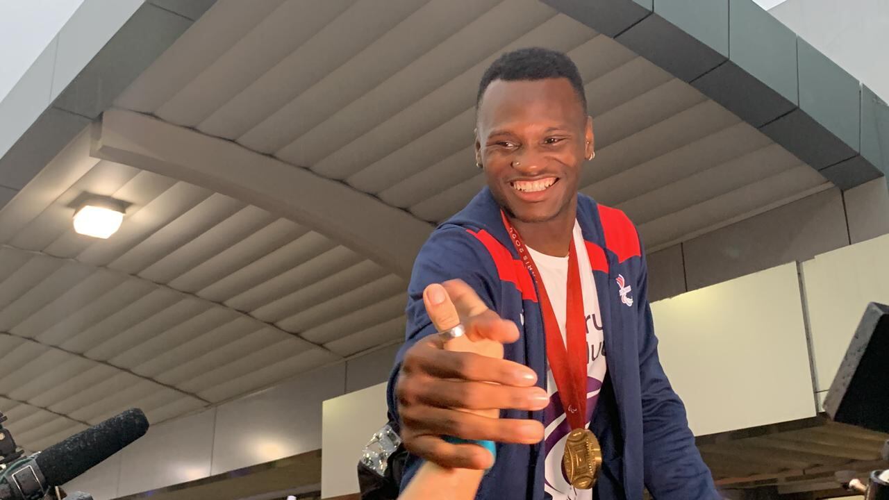 Sherman Guity es recibido por ticos en el aeropuerto Juan Santamaría.
