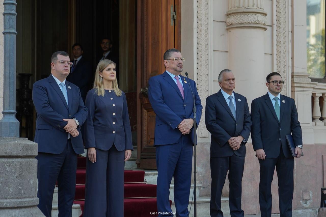 El mandatario Rodrigo Chaves y la presidenta electa, Laura Fernández, se reunieron con el ultraderechista José Antonio Kast, previo a la toma de posición del chileno.