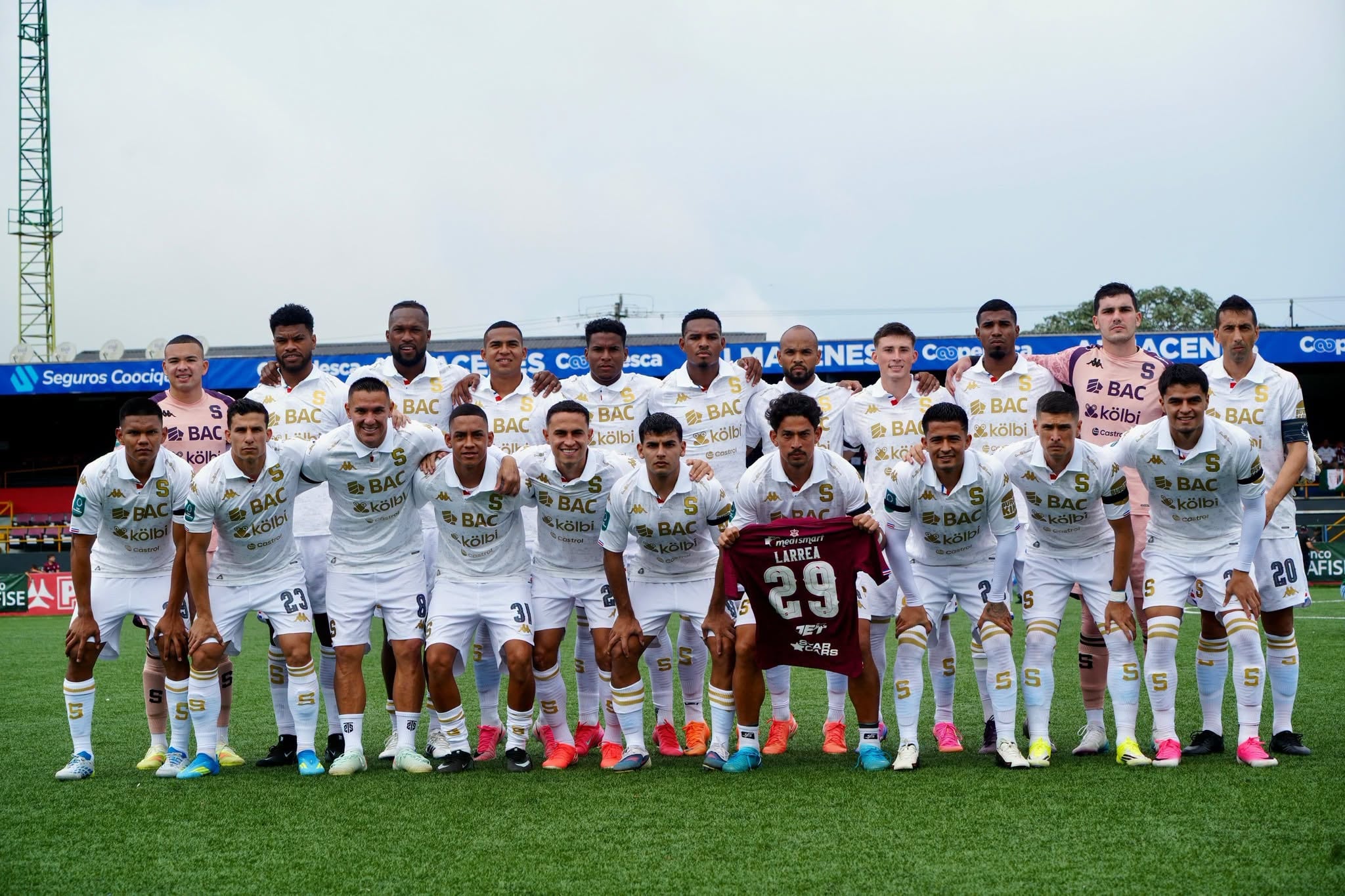Saprissa homenaje a Alejandro Larrea