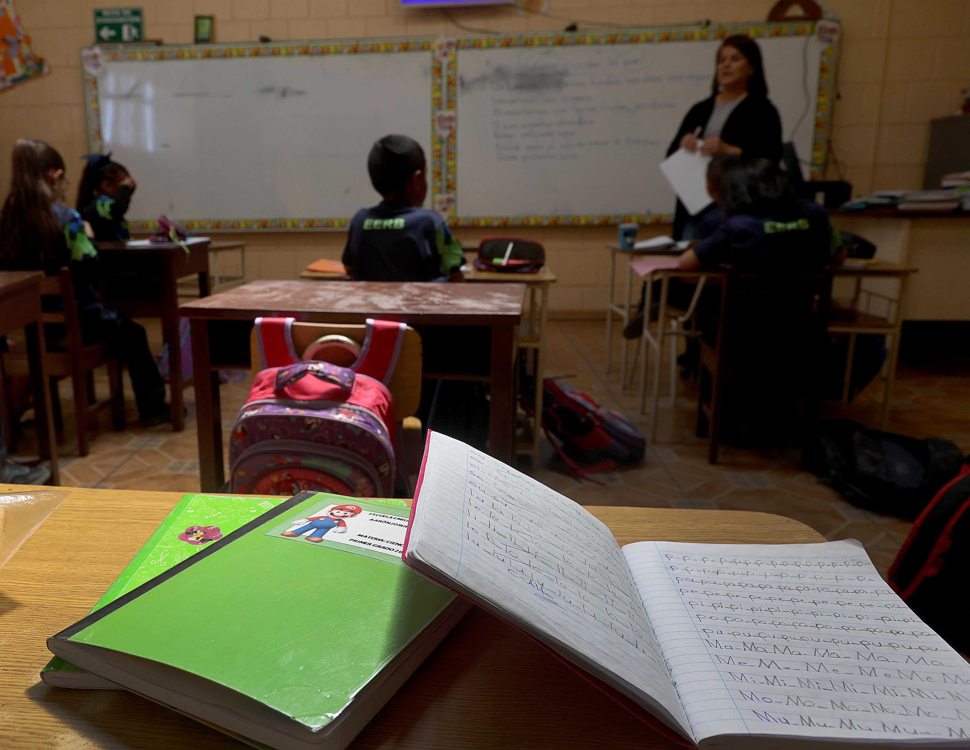 18/04/2024 San Juan de Chicuá. Fotografías conceptuales de maestros y estudiantes escolares en la Escuela Emilio Robert Brouca. Foto: Rafael Pacheco Granados