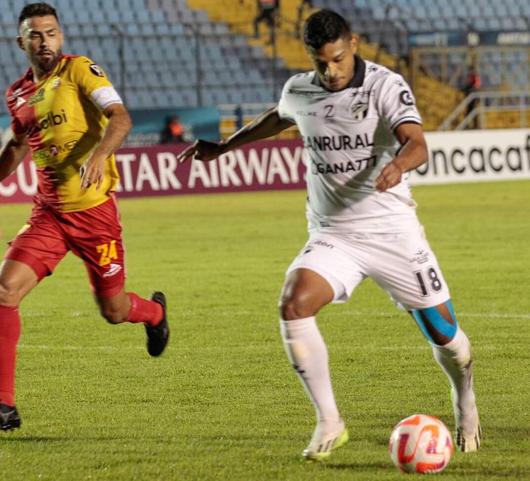 El atacante del Comunicaciones, Jorman Aguilar, abrió el marcador ante el Herediano, en el duelo de cierre de la fase de grupos de la Copa Centroamericana.
