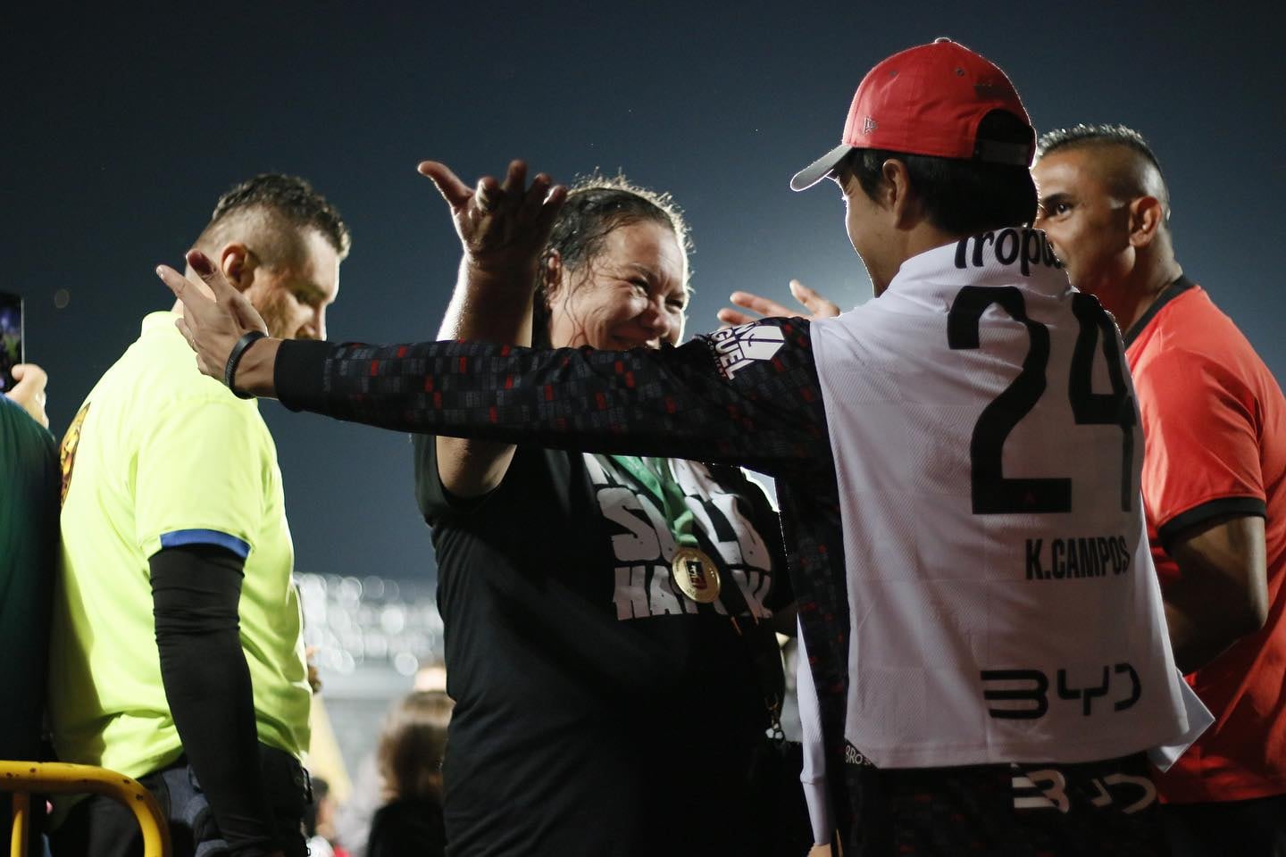 Mercedes Salas es felicitada por Diego Campos. Él fue a apoyar a su esposa Kari Nicole Johnston y a las leonas de Liga Deportiva Alajuelense en la mayoría de partidos.