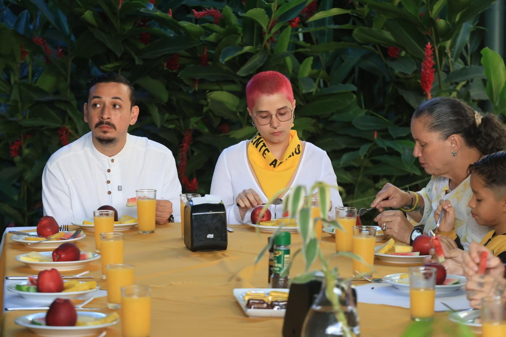 Ariel Robles desayuna previo a emitir el voto, en Pérez Zeledón.