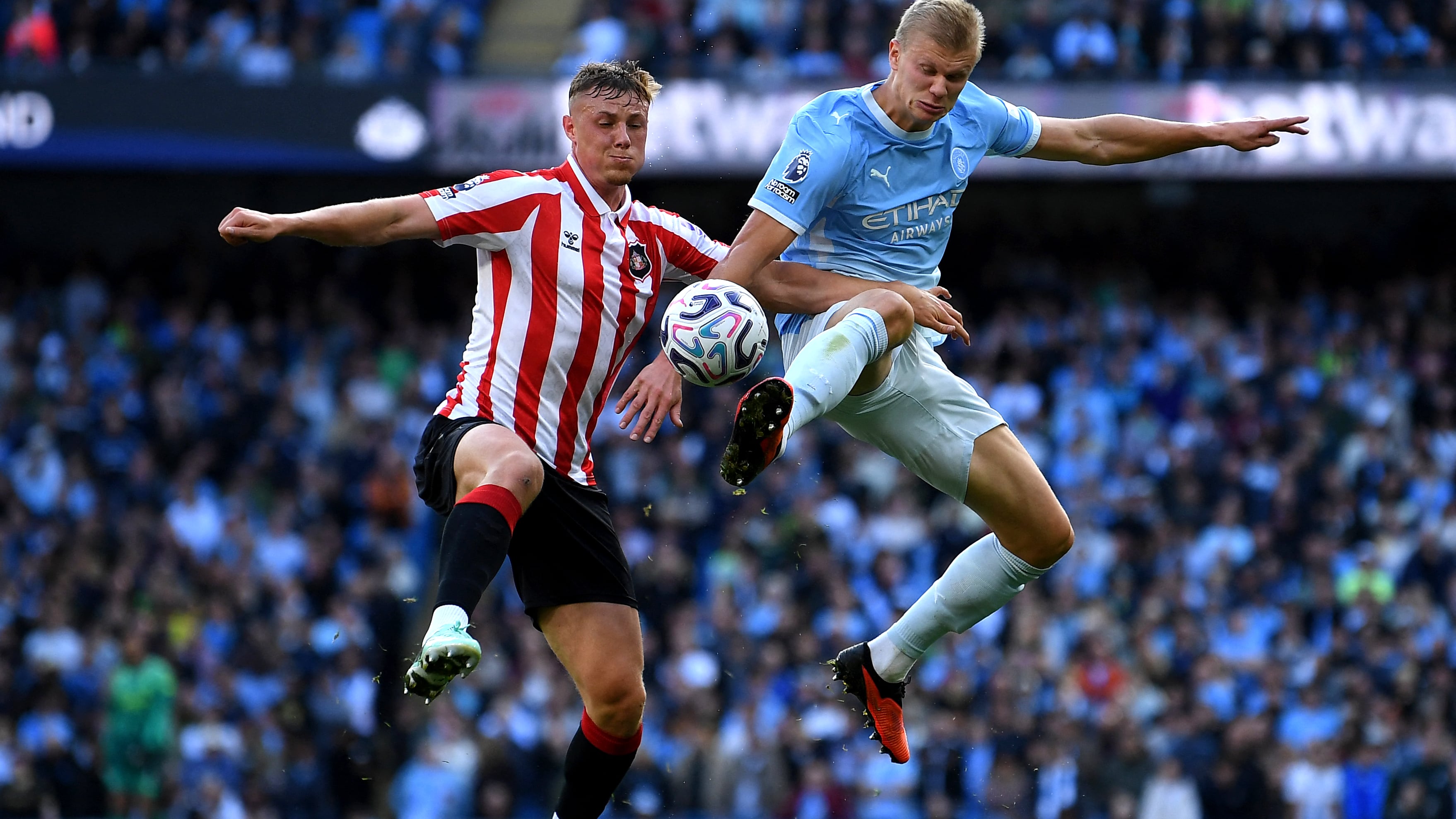 El Manchester City recibio al Sunderland y en un buen juego lo derrotó 5-3. Erling Haaland hzio el quinto tanto del City.