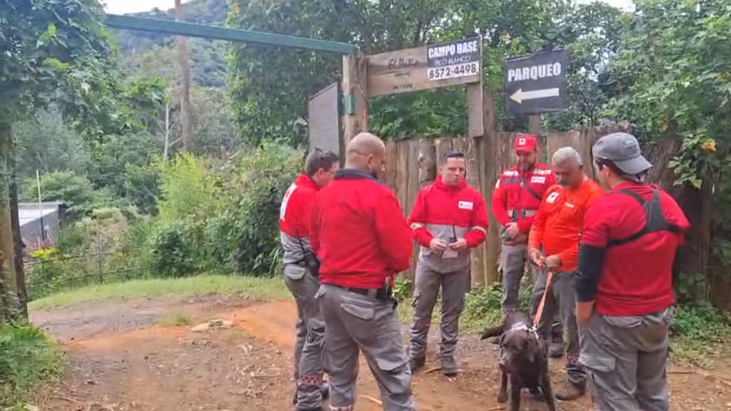 Desde la tarde del lunes los cuerpos de emergencia buscan a don Rodrigo en Pico Blanco.