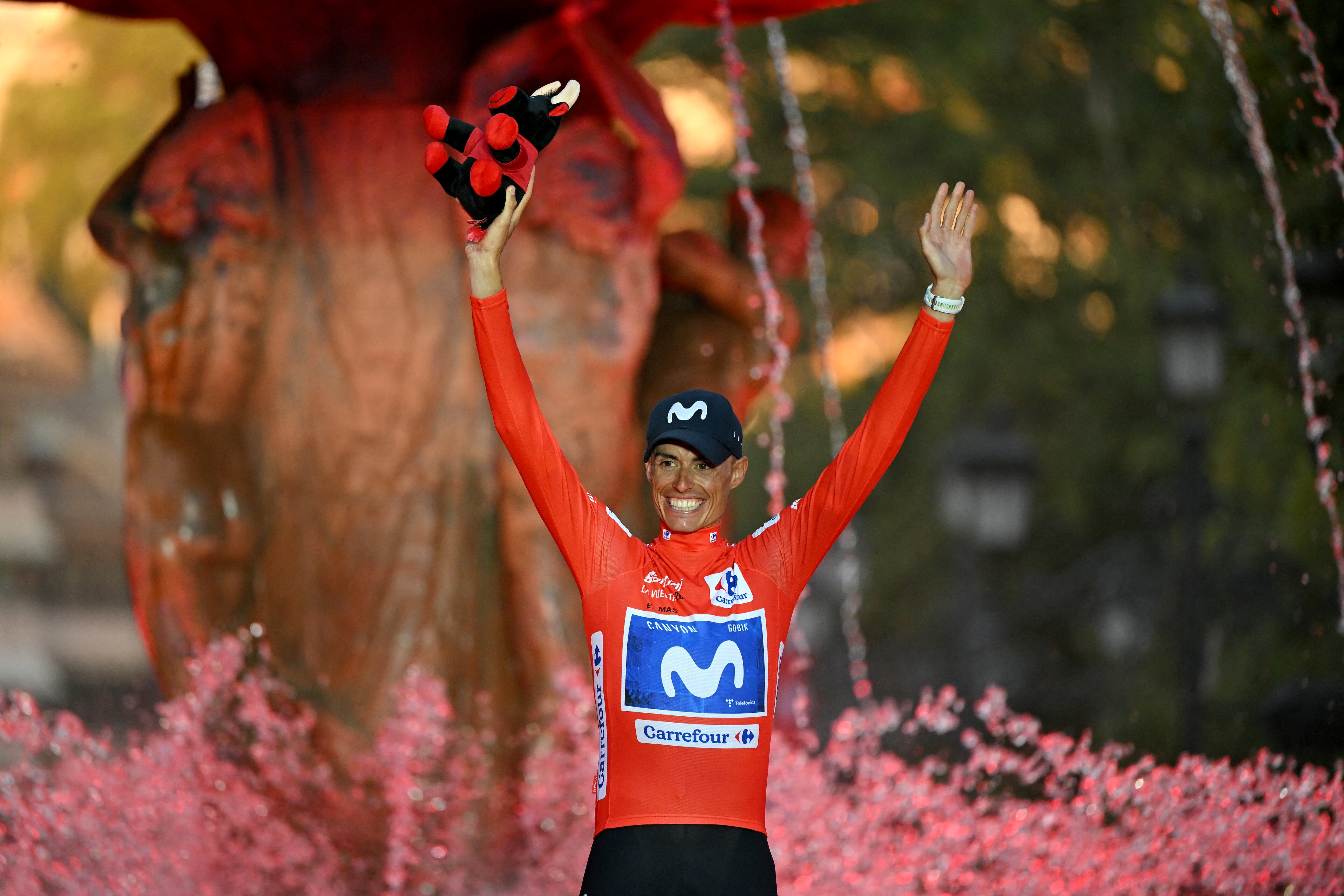 El corredor español Enric Mas celebra en el podio su victoria en la Vuelta a España 2026 luego de 21 etapas.