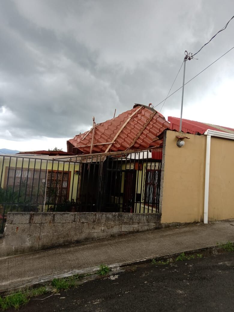 Esta casa en Caballo Blanco de Cartago sufrió serios daños este mediodía, al fondo se ve la nube de cumulonimbos. Foto: Keyna Calderón.