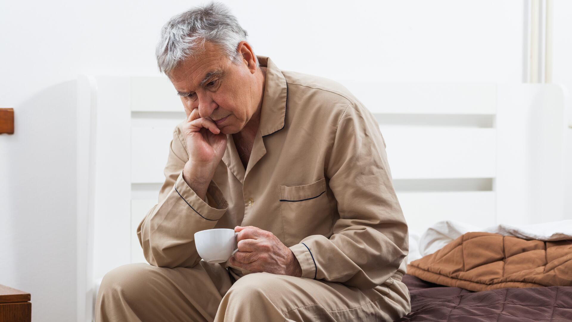 Algunos de los indicios comunes de la andropausia incluyen la pérdida de masa muscular y fuerza, así como problemas para dormir.