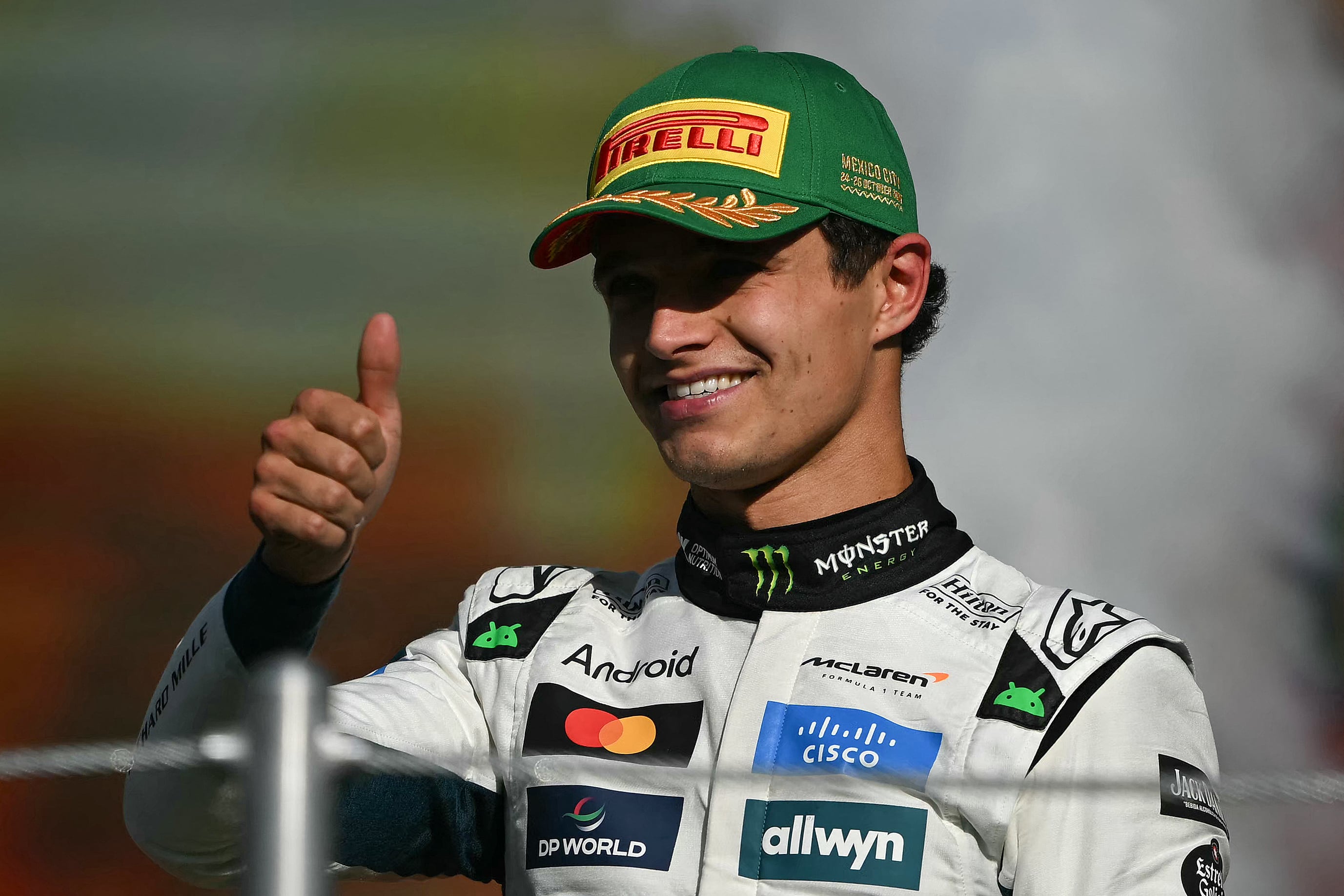 El británico Lando Norris de McLaren celebra en el podio tras imponerse en el Gran Premio de F1 en Ciudad de México.