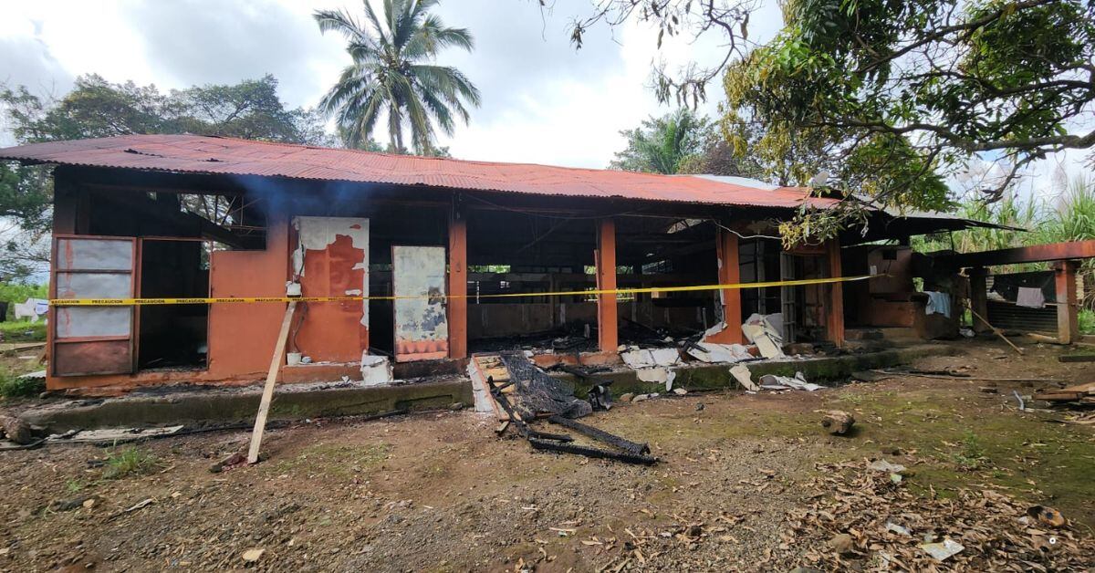 Las llamas consumieron una vivienda en barrio San José, Alajuela, este viernes. En la estructura vivían ocho personas, quienes aseguraron que les informaron de que una persona le había prendido fuego a su casa. (Foto: suministrada por Francisco Barrantes, corresponsal GN)