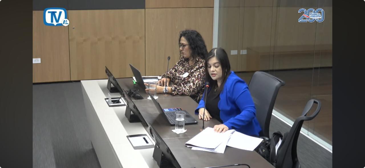 Dos mujeres sentadas rinden declaración.