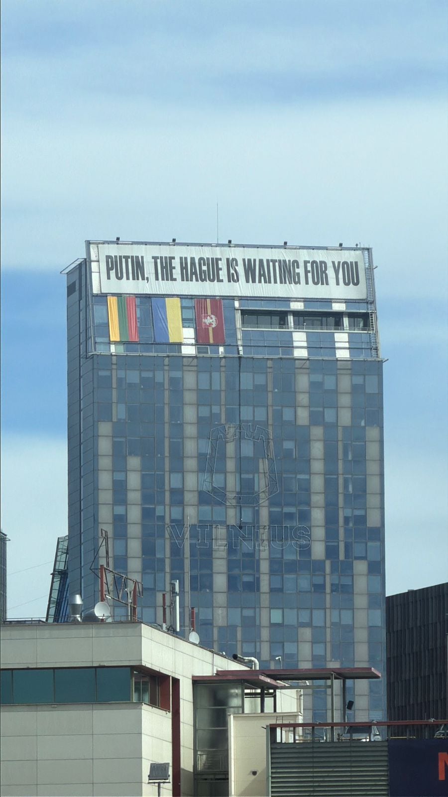 'Putin, La Haya te espera', dice un edificio en el centro de Vilna, Lituania.