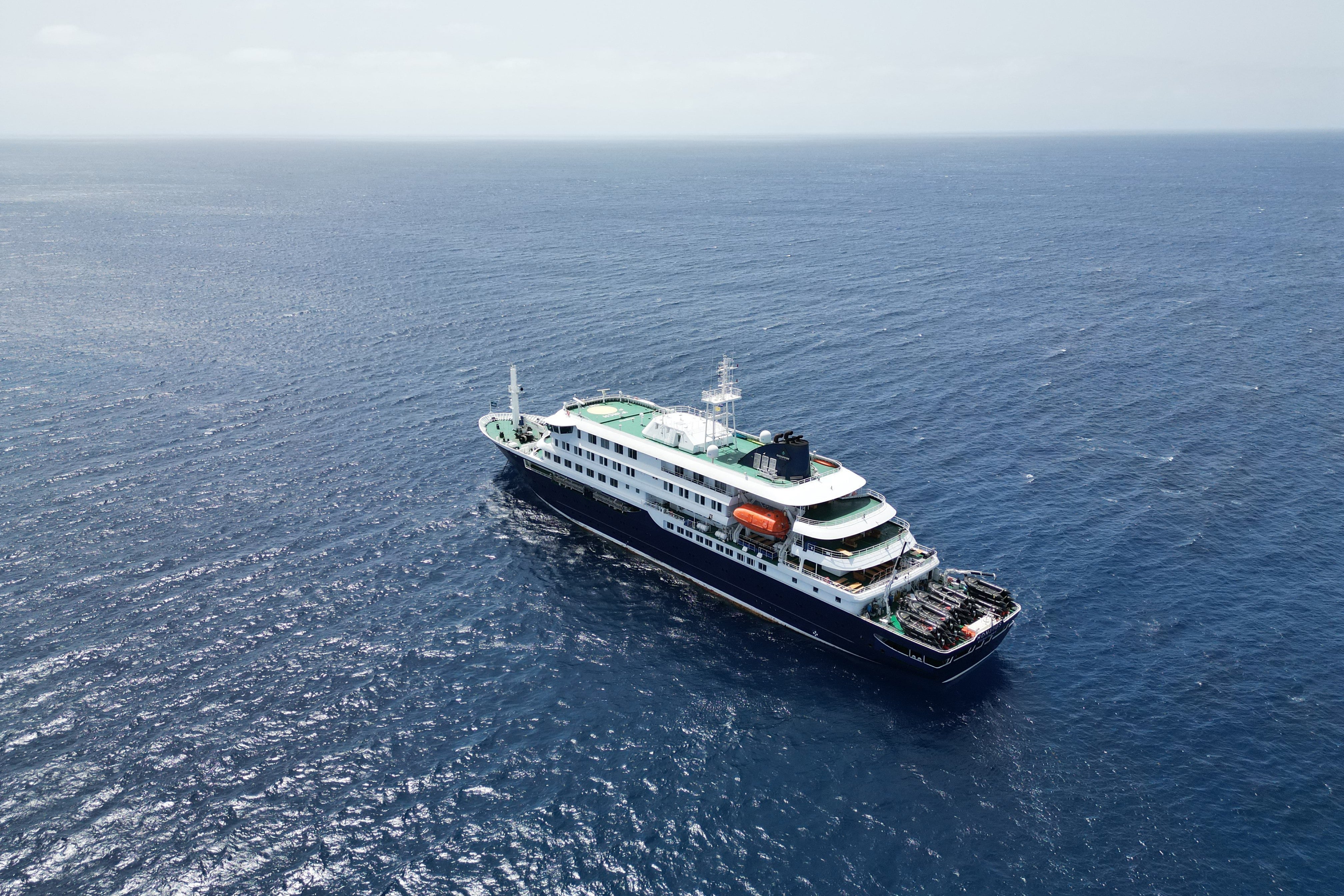 Esta fotografía aérea muestra una vista general del crucero MV Hondius anclado frente al puerto de Praia, la capital de Cabo Verde, el 4 de mayo de 2026.