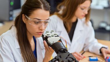 La Ingeniería Mecatrónica transforma vidas con prótesis robóticas innovadoras