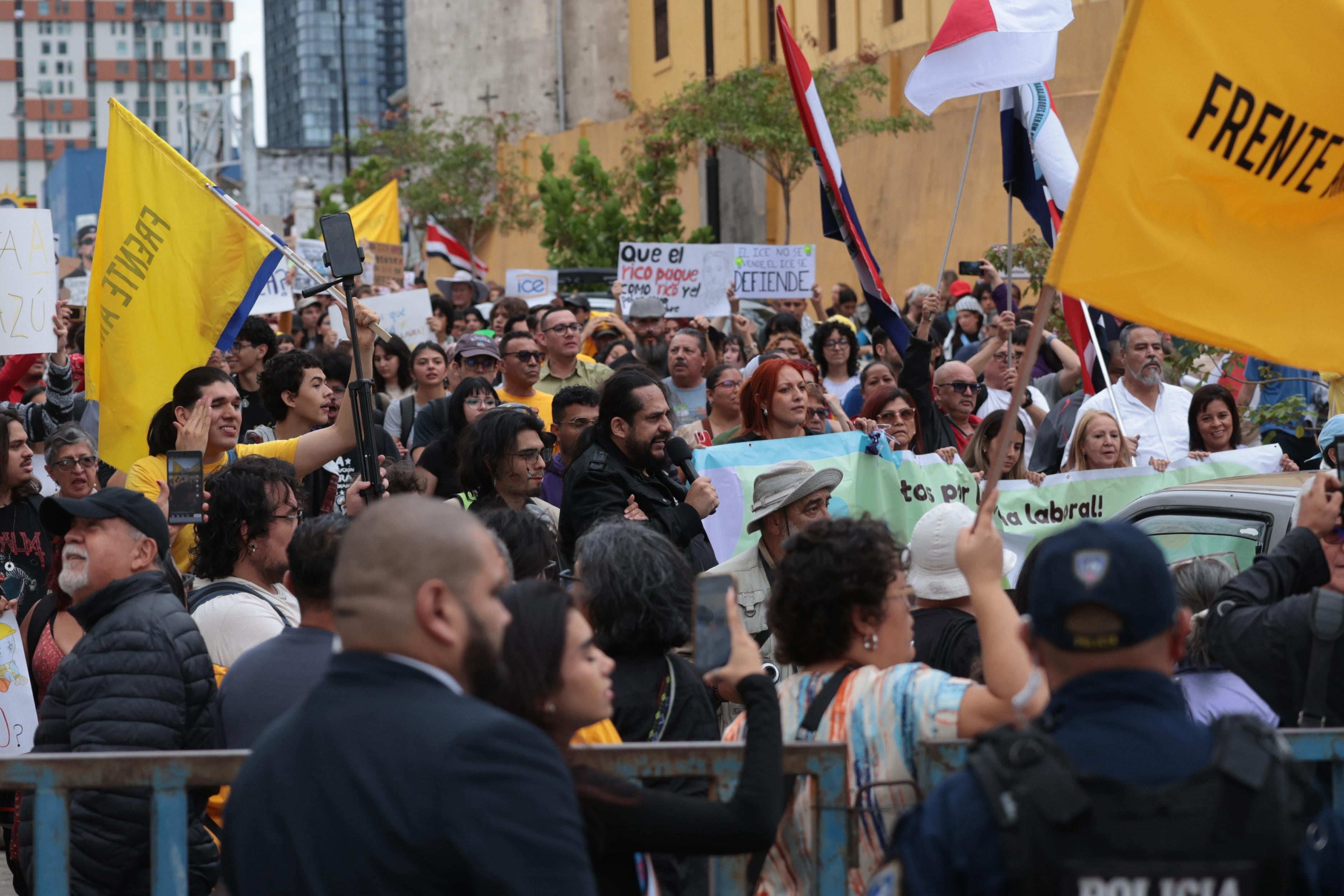 Un grupo de manifestantes que se oponen al proyecto de armonización eléctrica se concentran en las afueras de la Asamblea Legislativa el 26 de mayo de 2026.